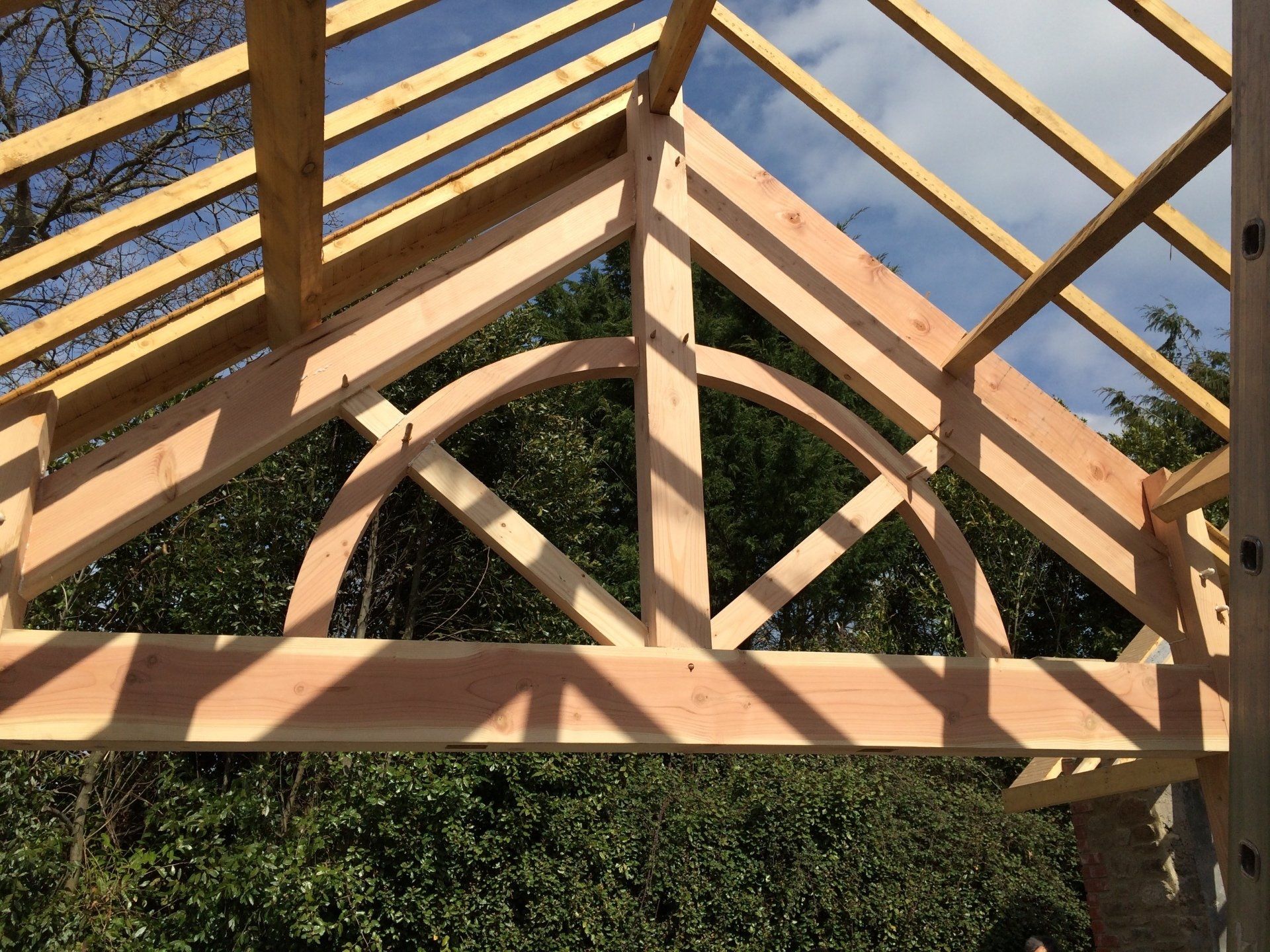 Charpente avec arc décoratif