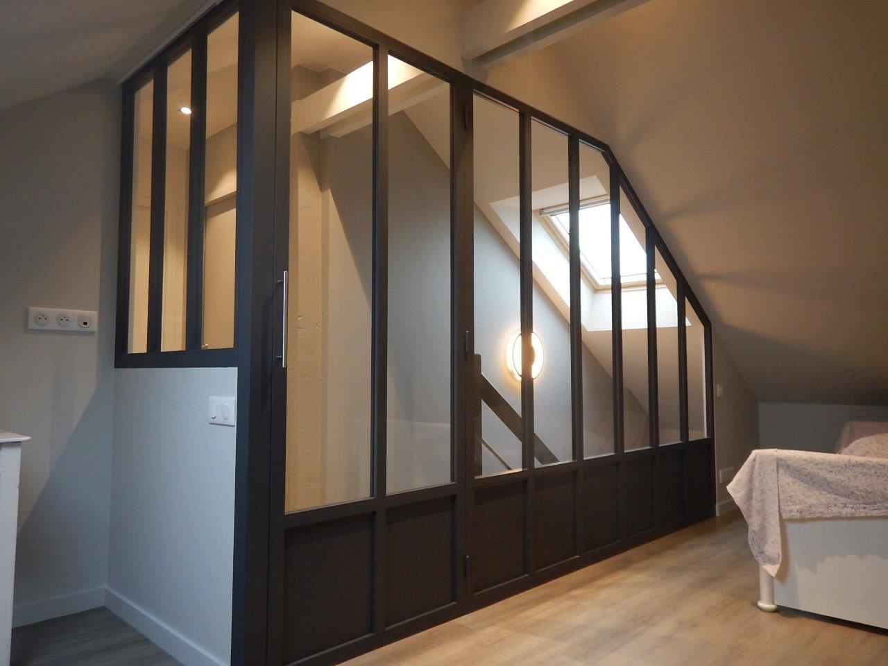 Verrière avec porte battante