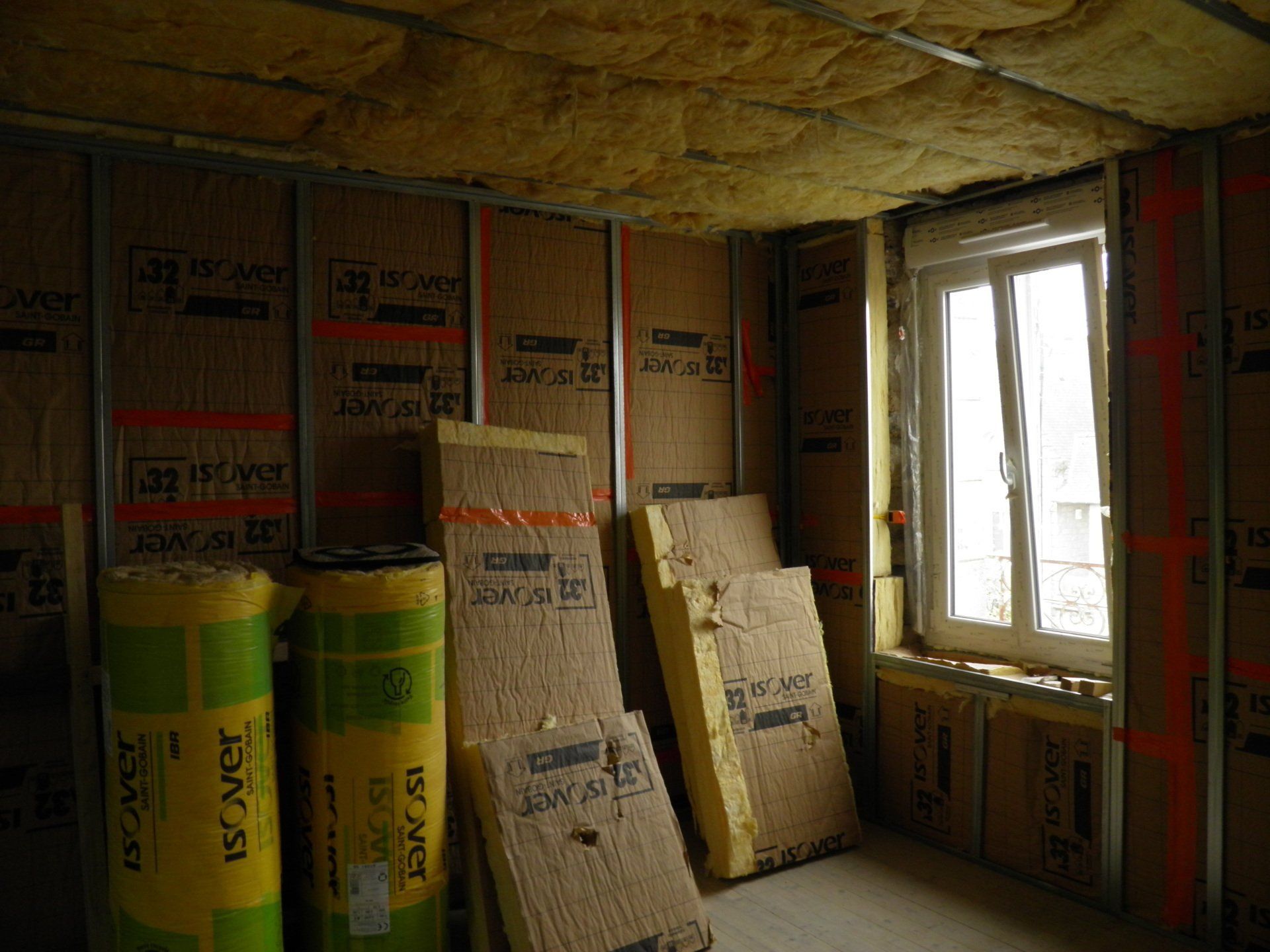 Doublage isolé prêt à recevoir les plaques de plâtre