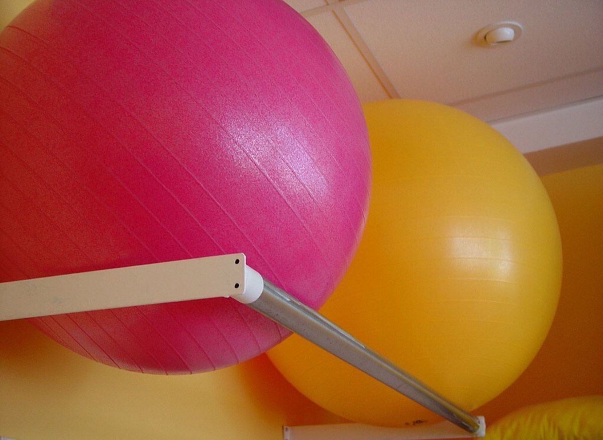 zwei große Gymnastikbälle hängen an der Wand