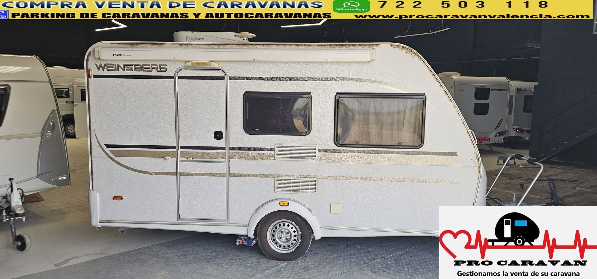Una caravana está estacionada en un estacionamiento con un cartel que dice compra venta de caravanas
