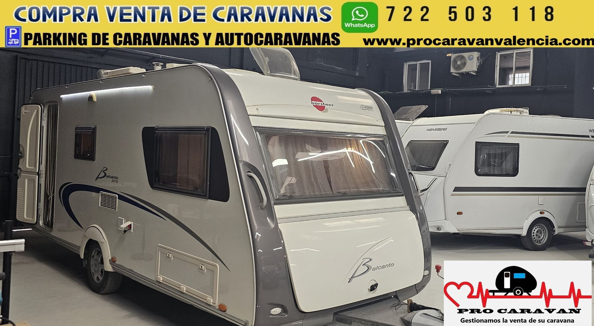 Una caravana blanca está estacionada en un estacionamiento