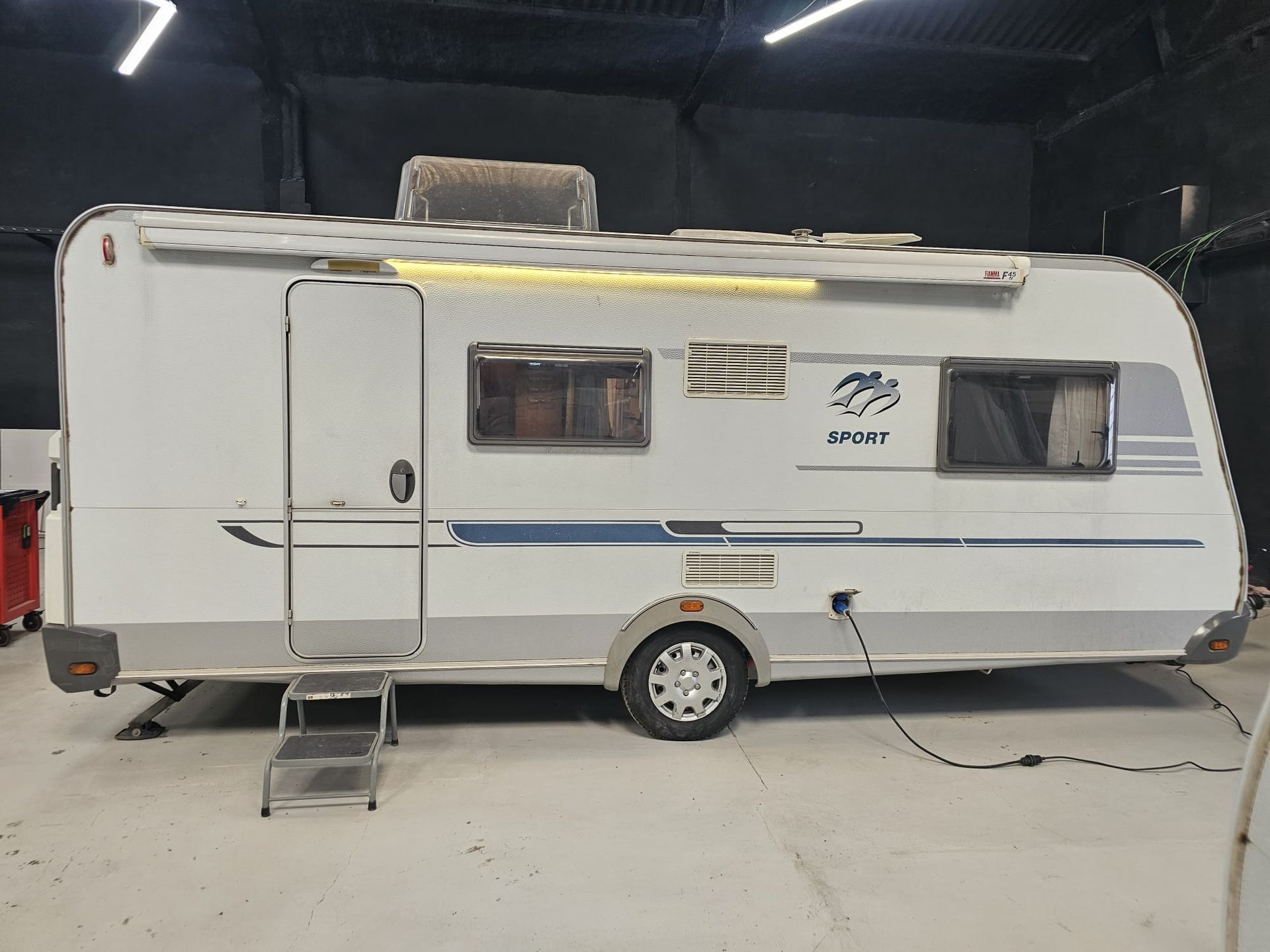 Una furgoneta blanca con las palabras compra venta de caravanas en ella