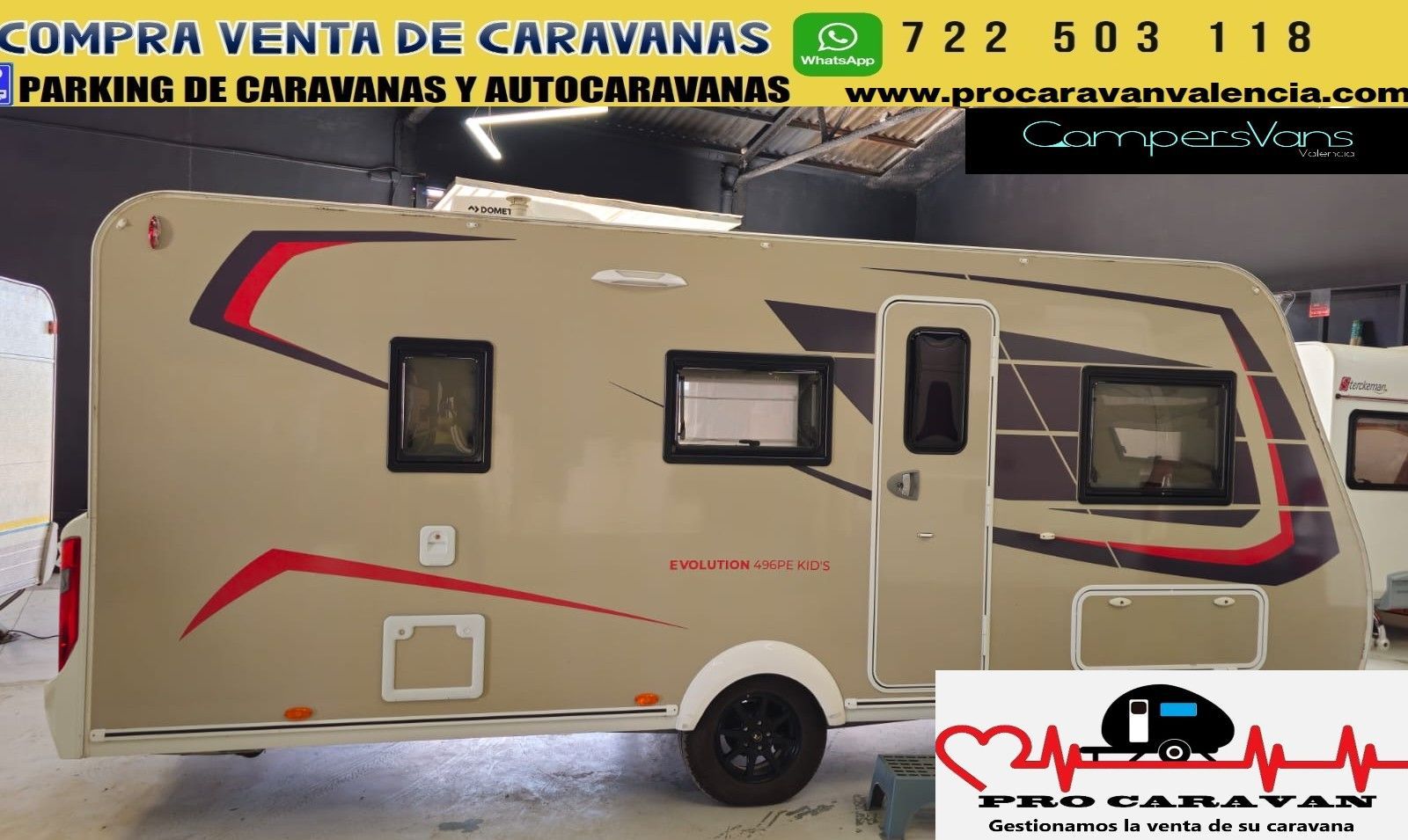 Una caravana blanca está estacionada en un estacionamiento