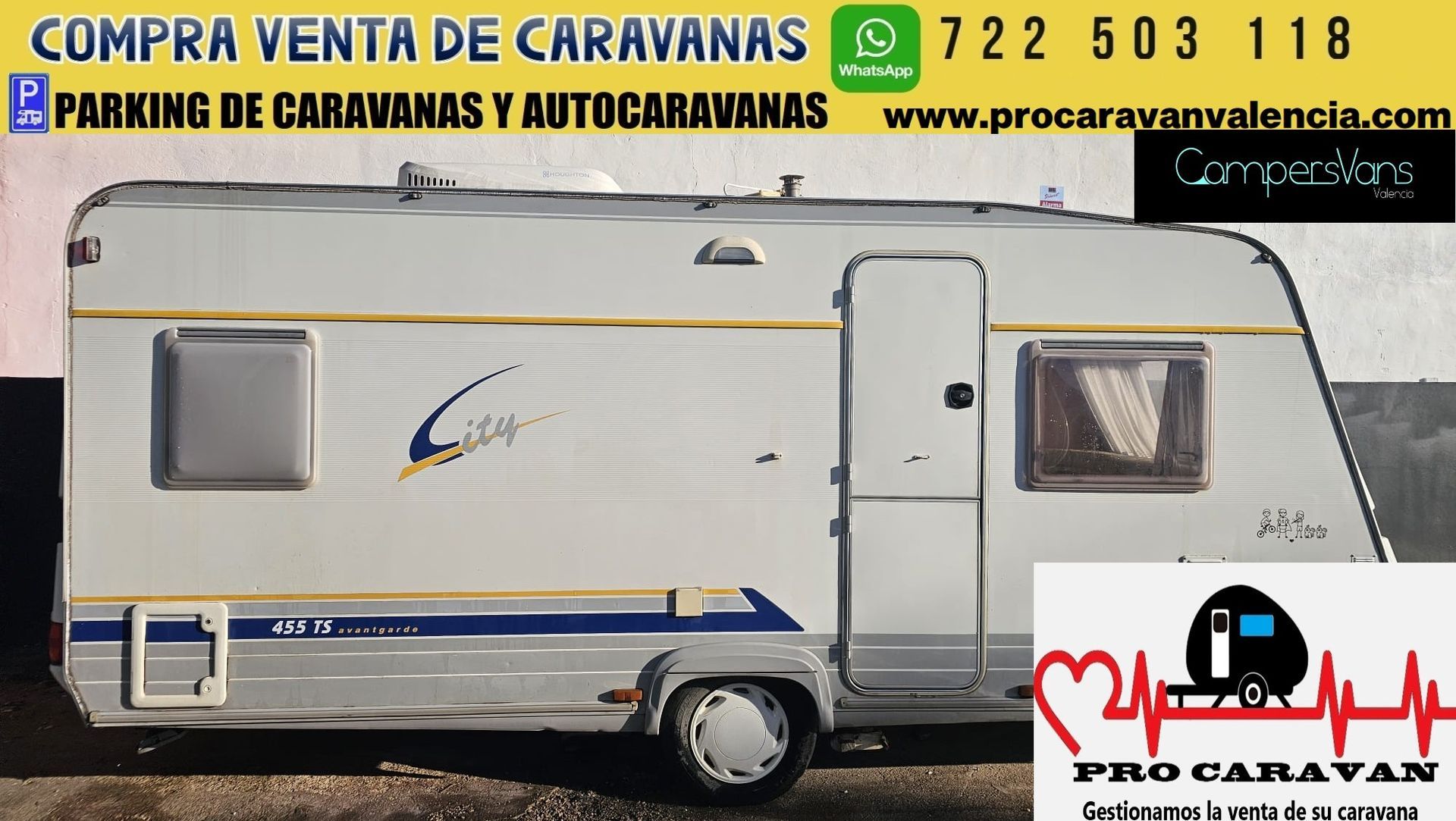 Una caravana blanca está estacionada en un estacionamiento