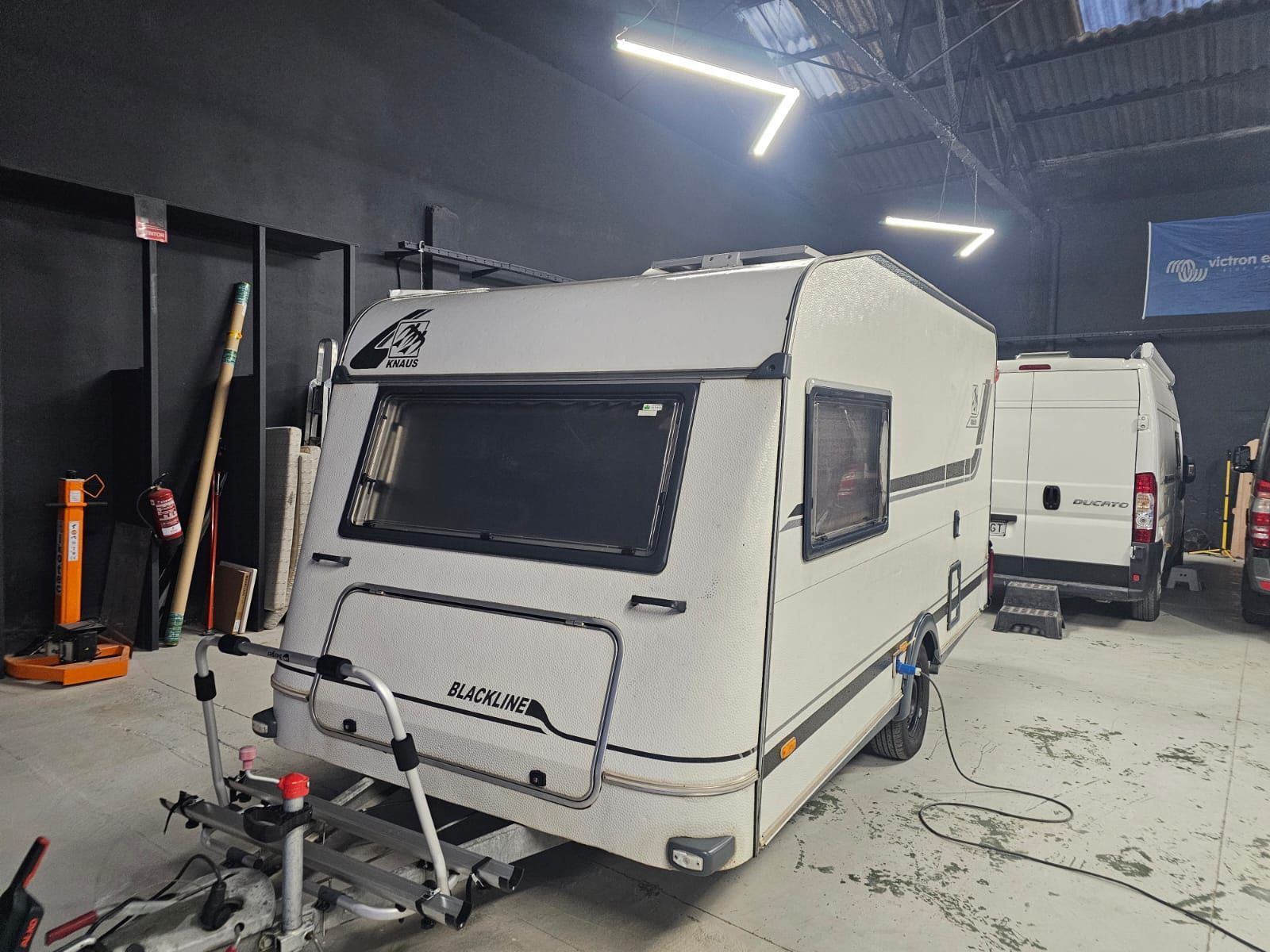 Una caravana blanca está estacionada en un estacionamiento