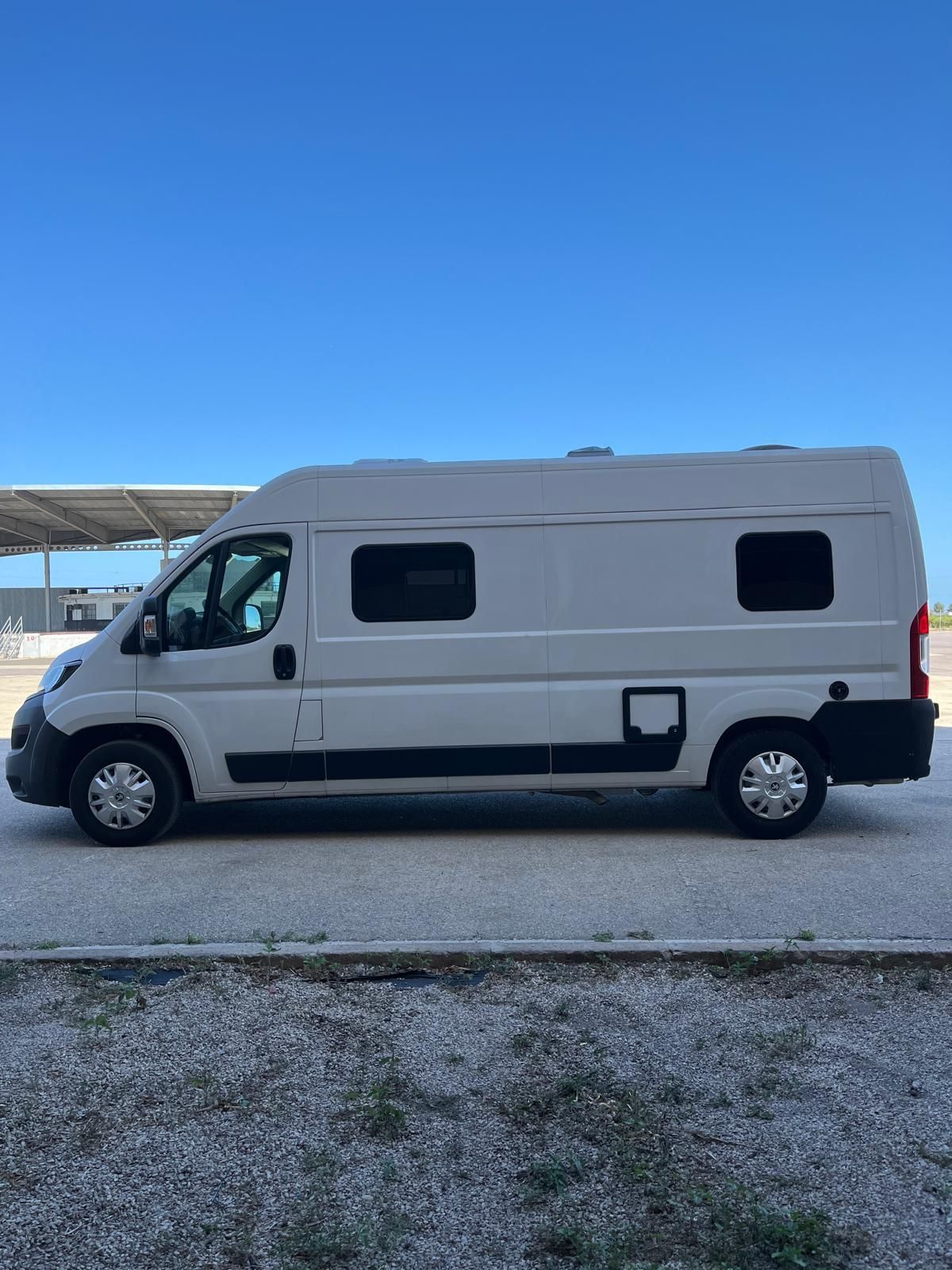 Una caravana blanca está estacionada en un estacionamiento