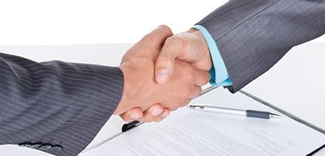 Procuradores Elda y Novelda manos estrechadas