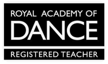 Logotipo de profesor registrado de la Real Academia de Danza sobre fondo negro