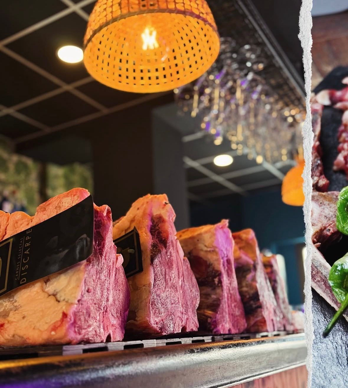 Vitrina de carne asada en lonchas bajo luces colgantes cálidas en el bufé de un restaurante.