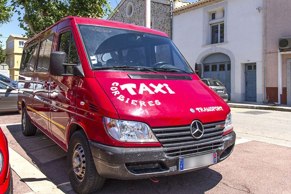 Fourgonnette de taxi Mercedes-Benz rouge 
