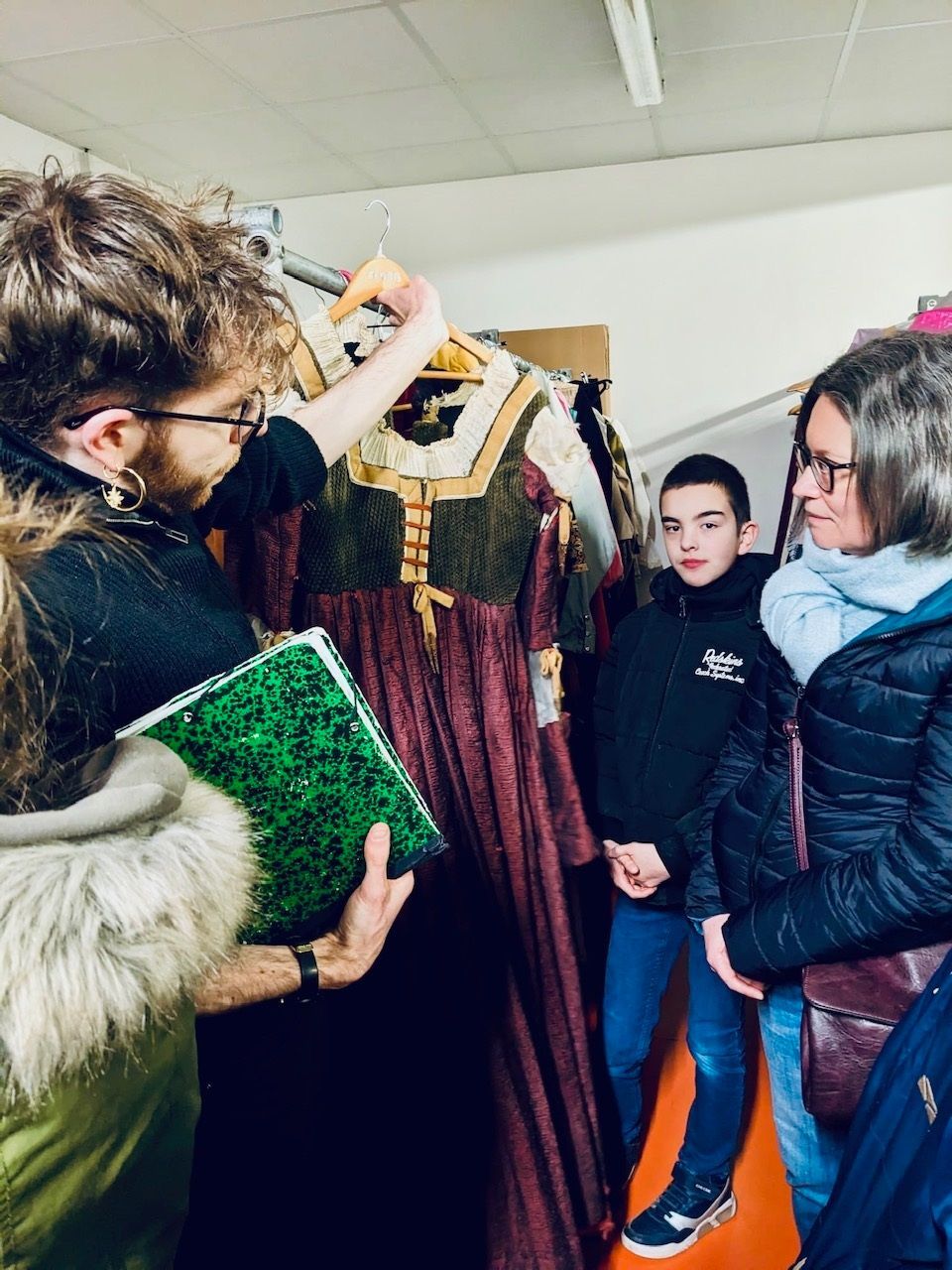 Des personnes qui regardent un costume