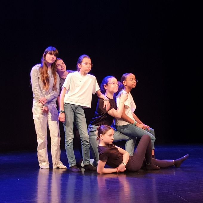 Photo d'enfants jouant une pièce de théâtre