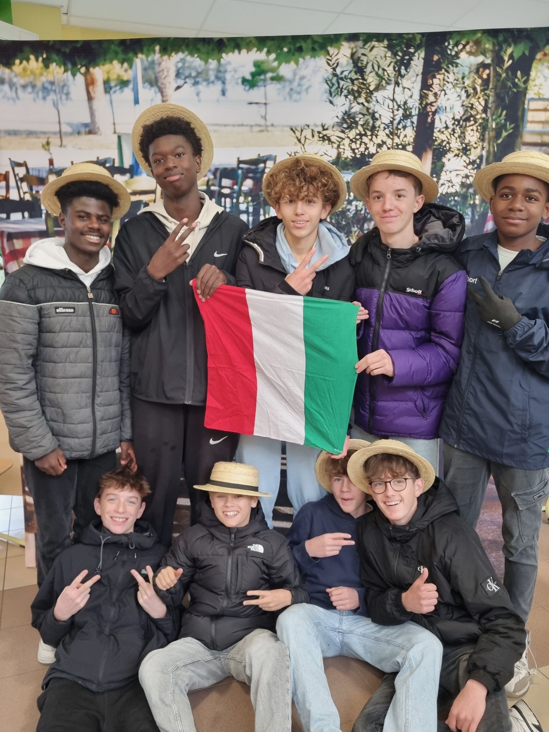 Un groupe de garçons tenant le drapeau italien