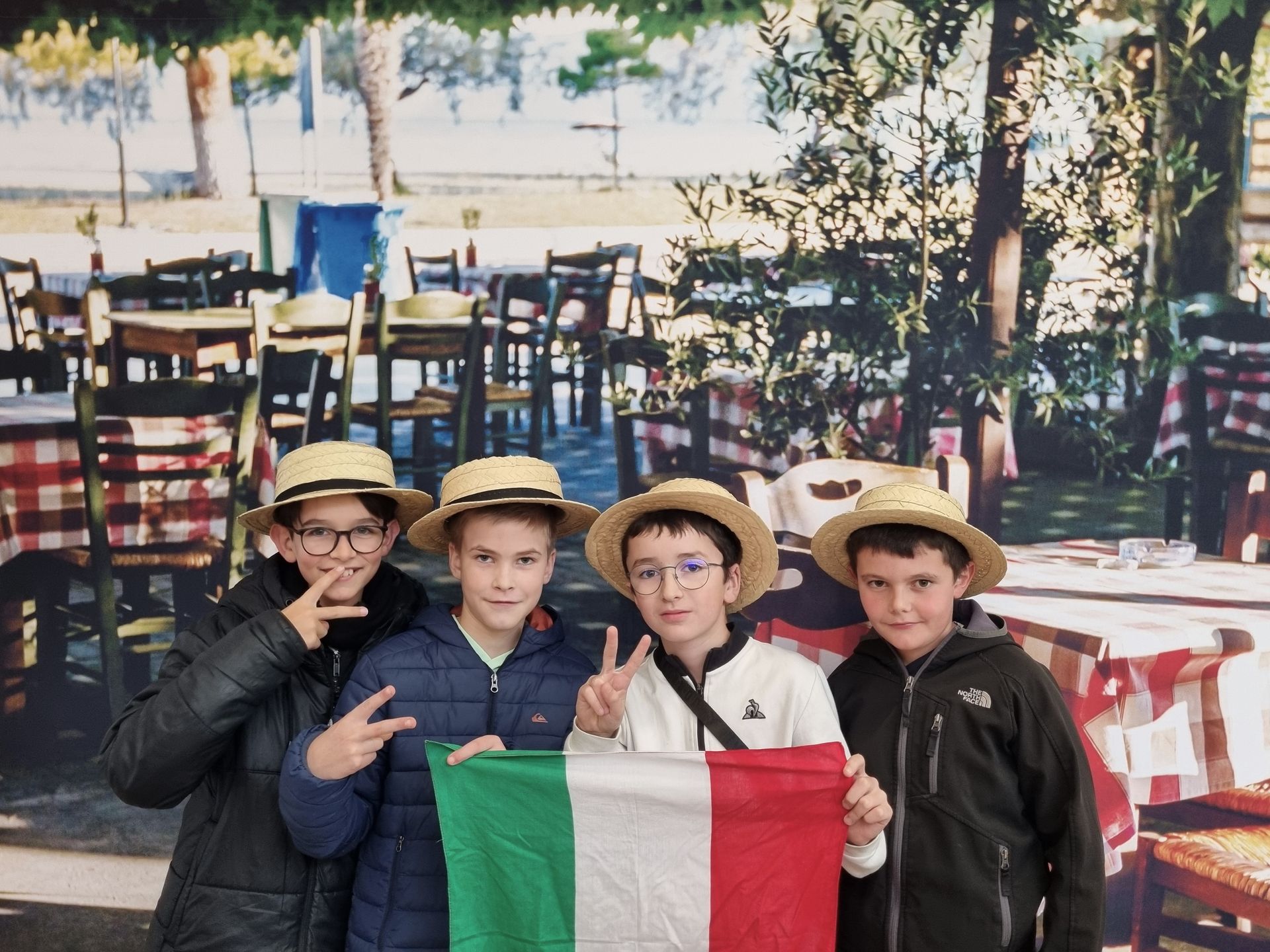 Quatre collégiens qui tiennent le drapeau italien