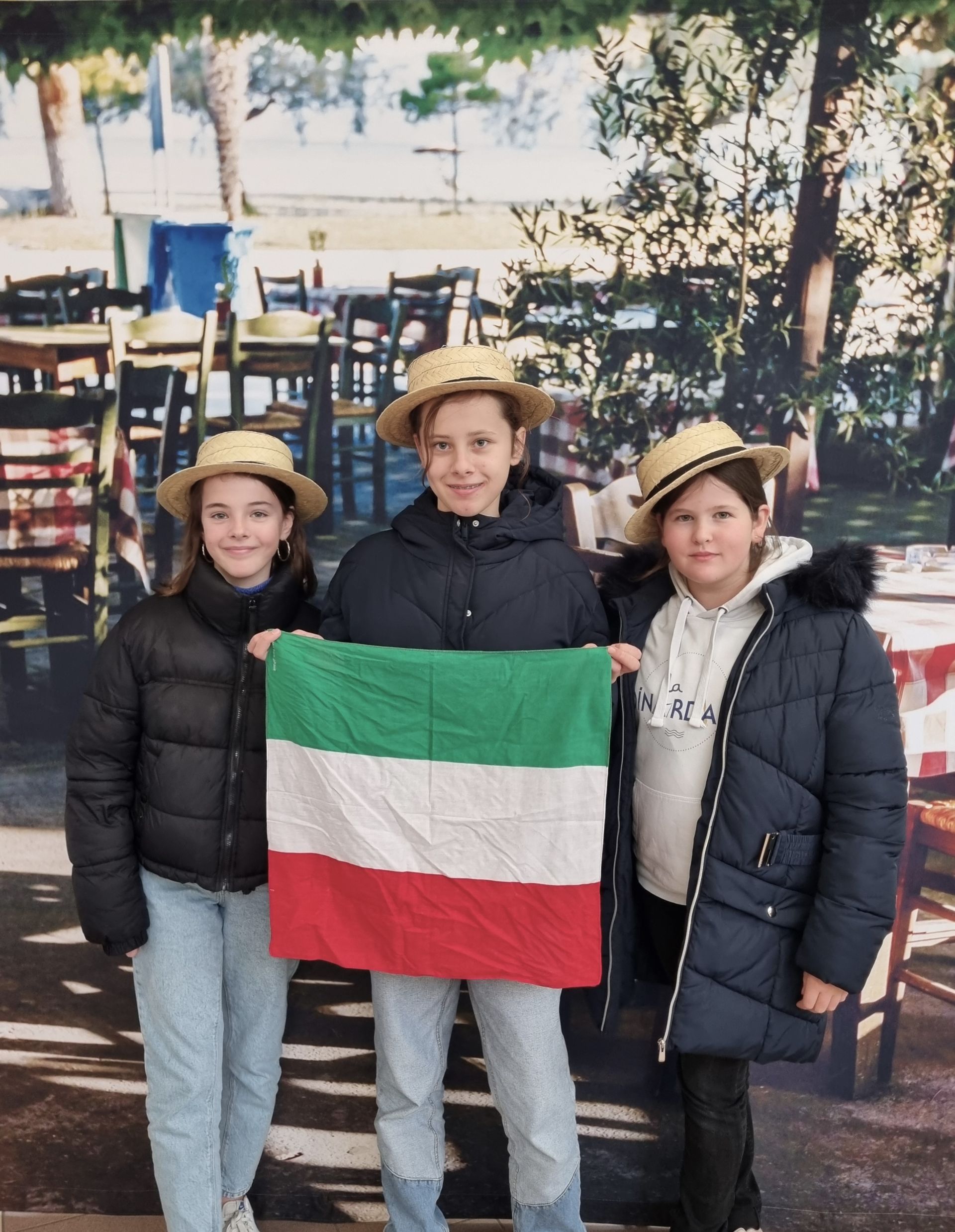 Un groupe de filles tenant le drapeau d'Italie
