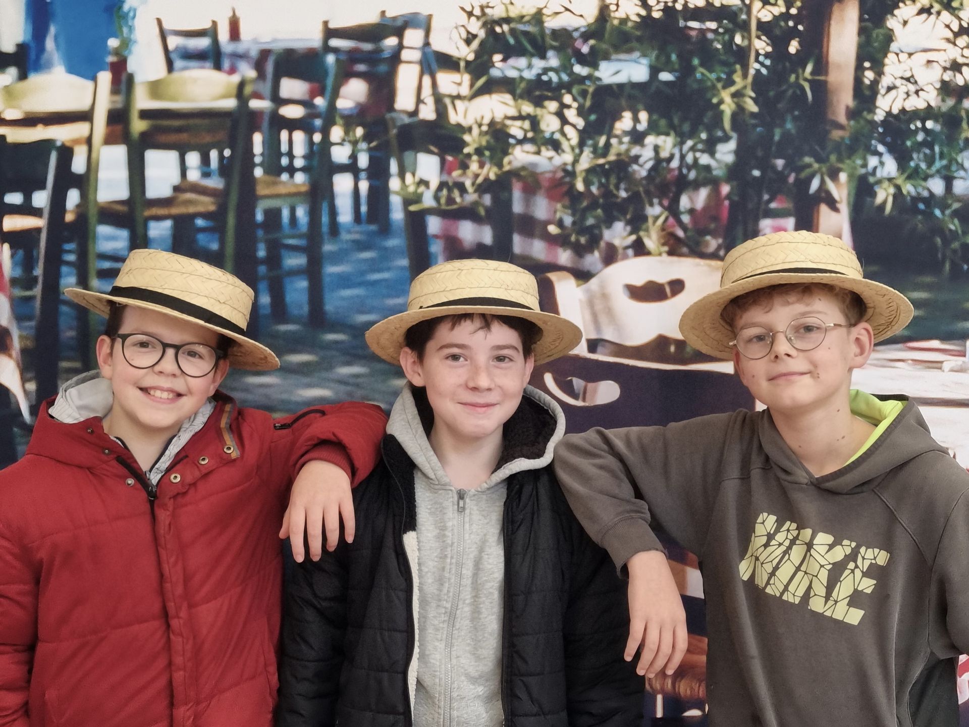 Des garçons qui portent des chapeaux et font une photo