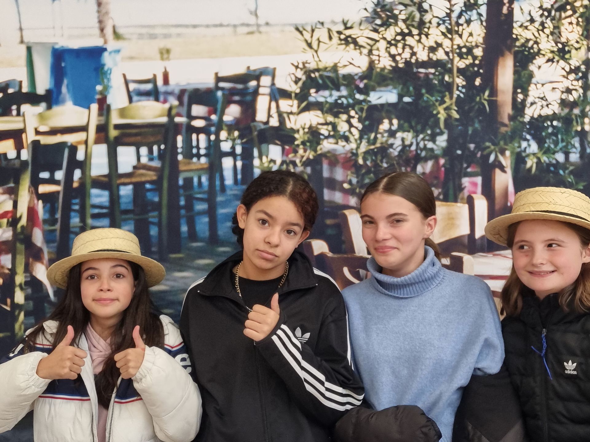 Quatre élèves devant des tables