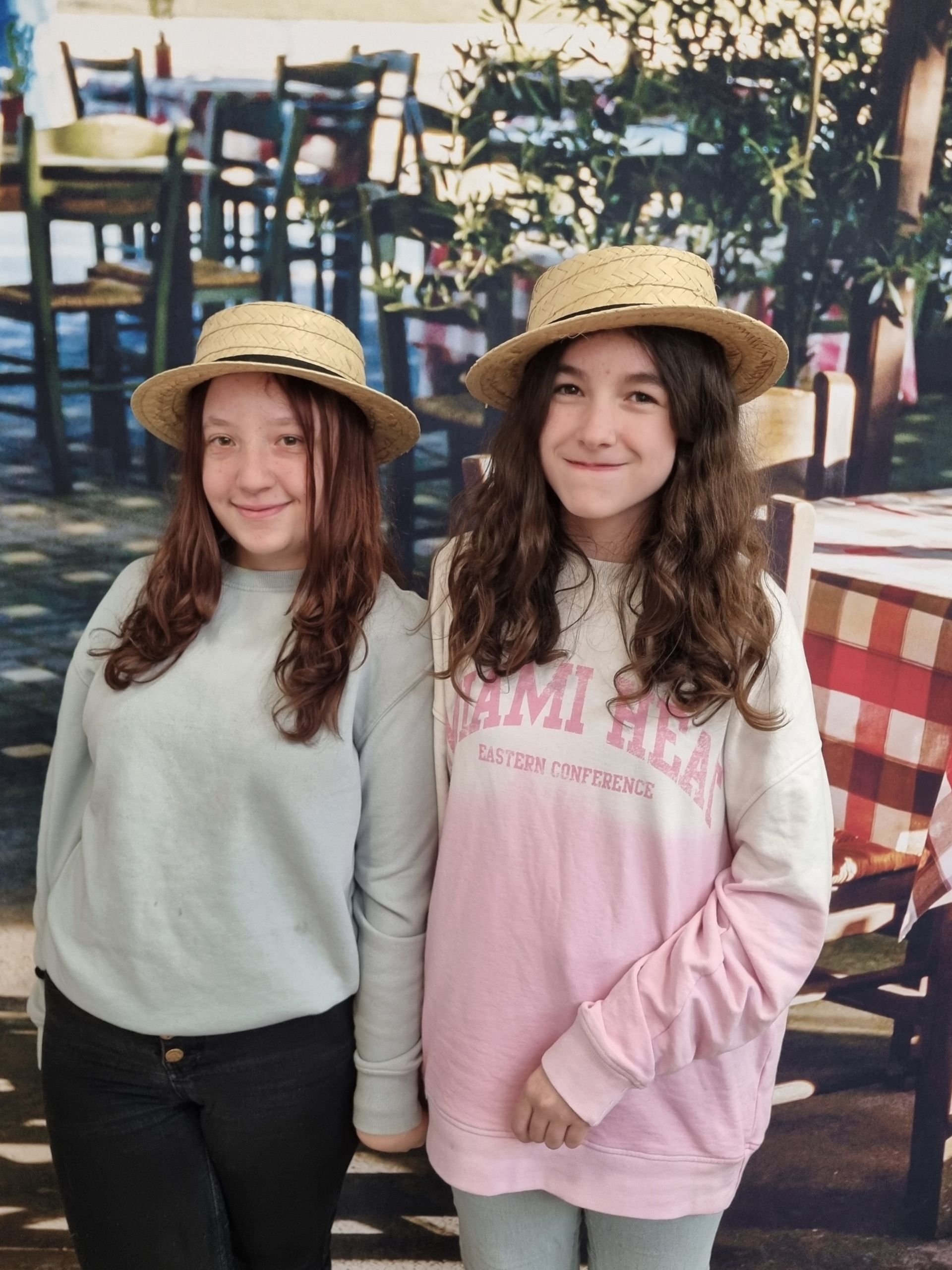 Collégiennes qui prennent la pose pour une photo devant une affiche