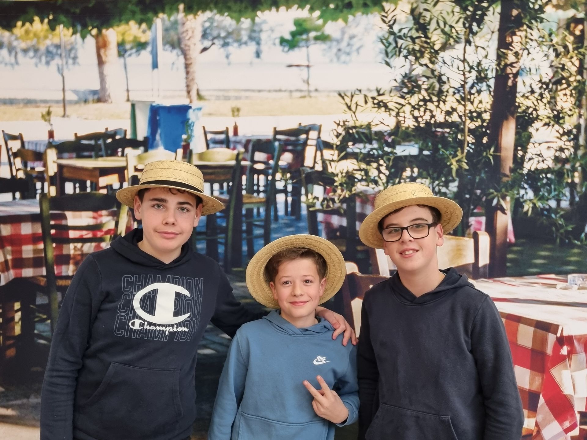 Collégiens qui sourient devant des tables