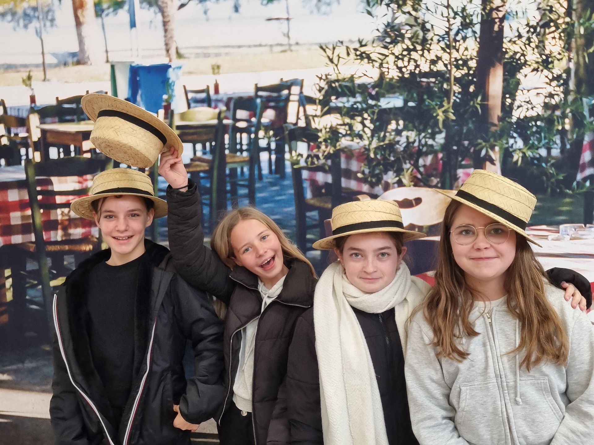 Personnes qui portent des chapeaux en pailles et sourient