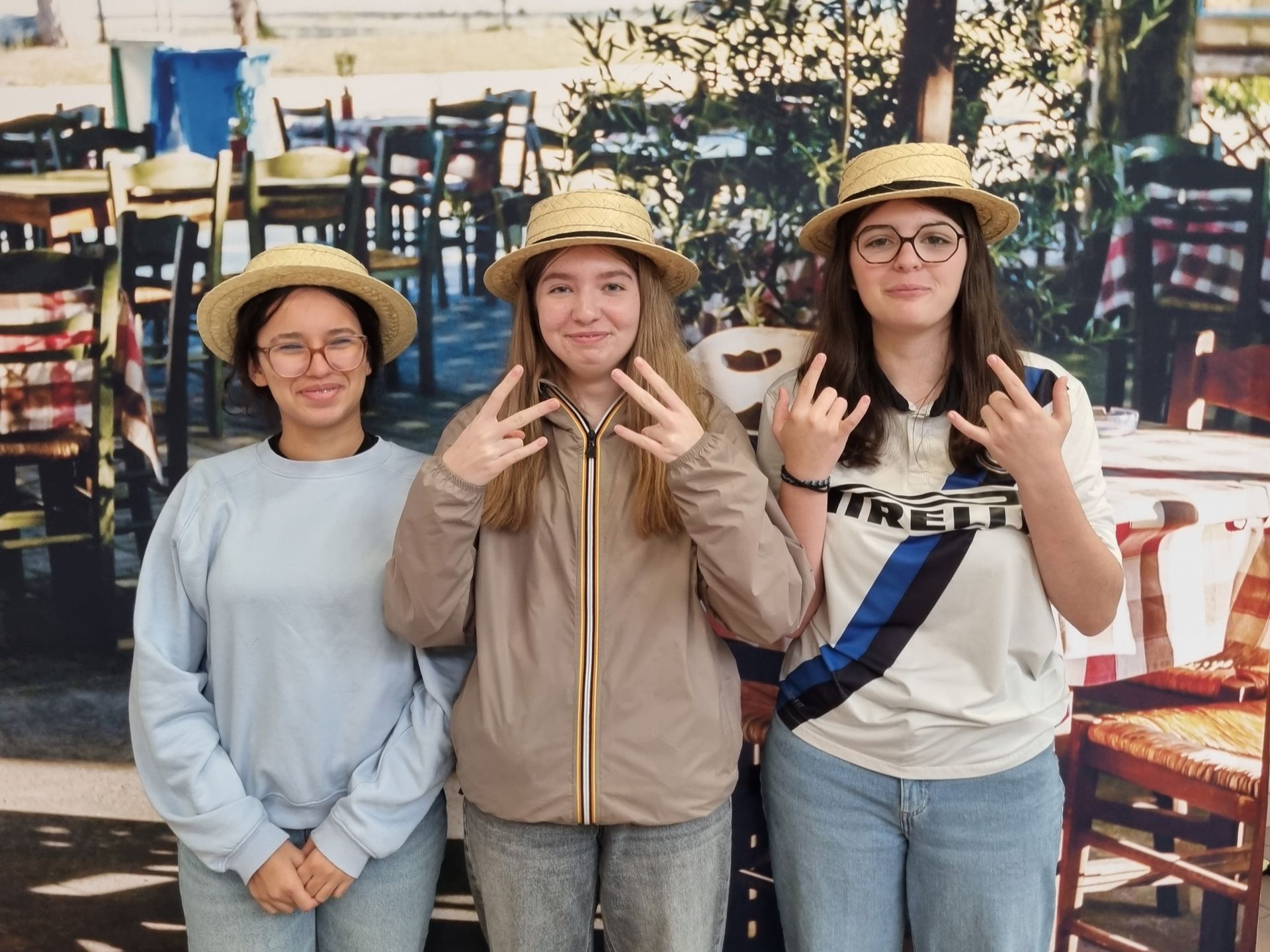 Un groupe de filles faisant une photo