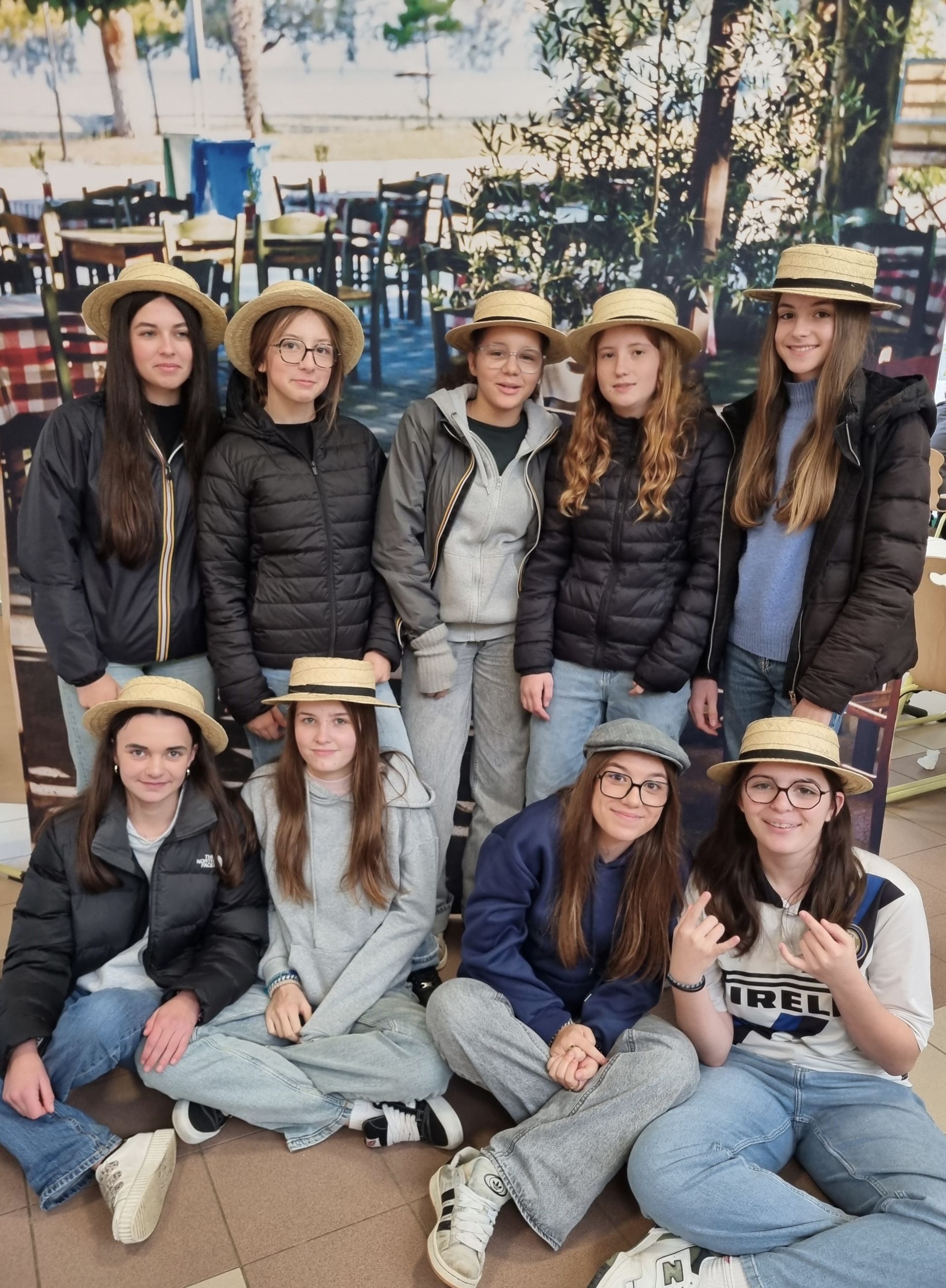 Groupe de collégiens prenant la pose