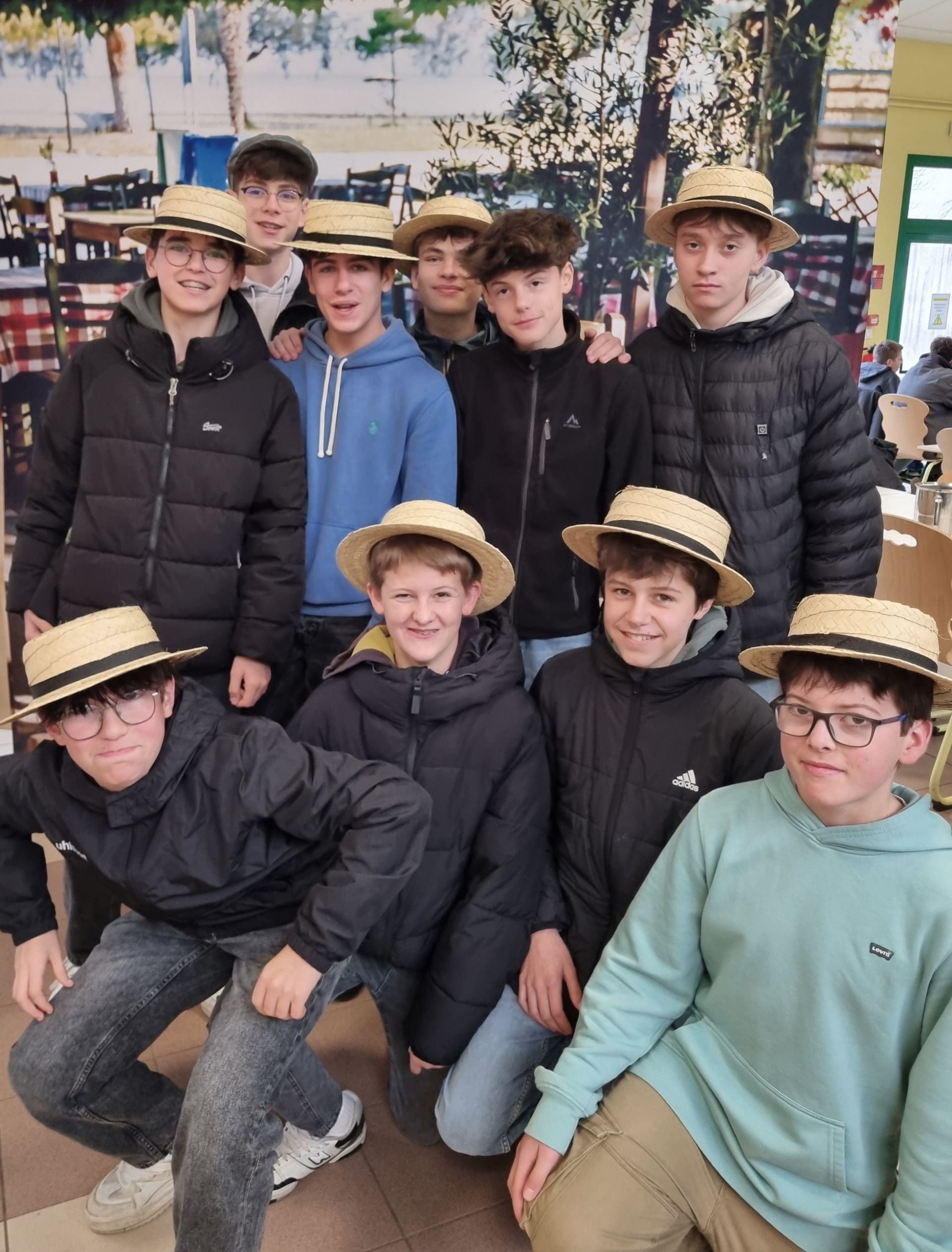 Un groupe de collégiens portant des chapeaux de pailles