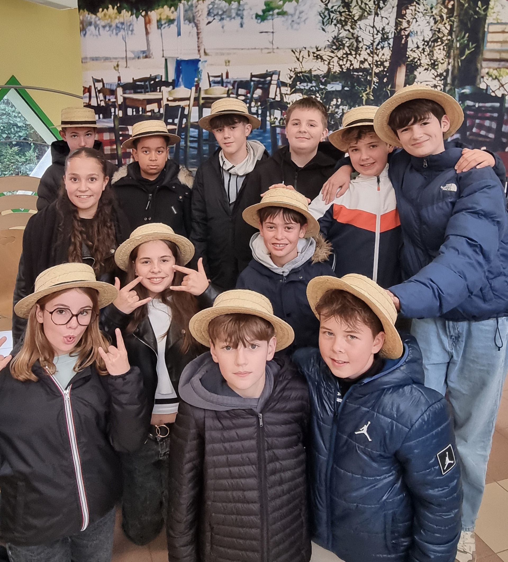 Personnes portant des chapeaux de pailles