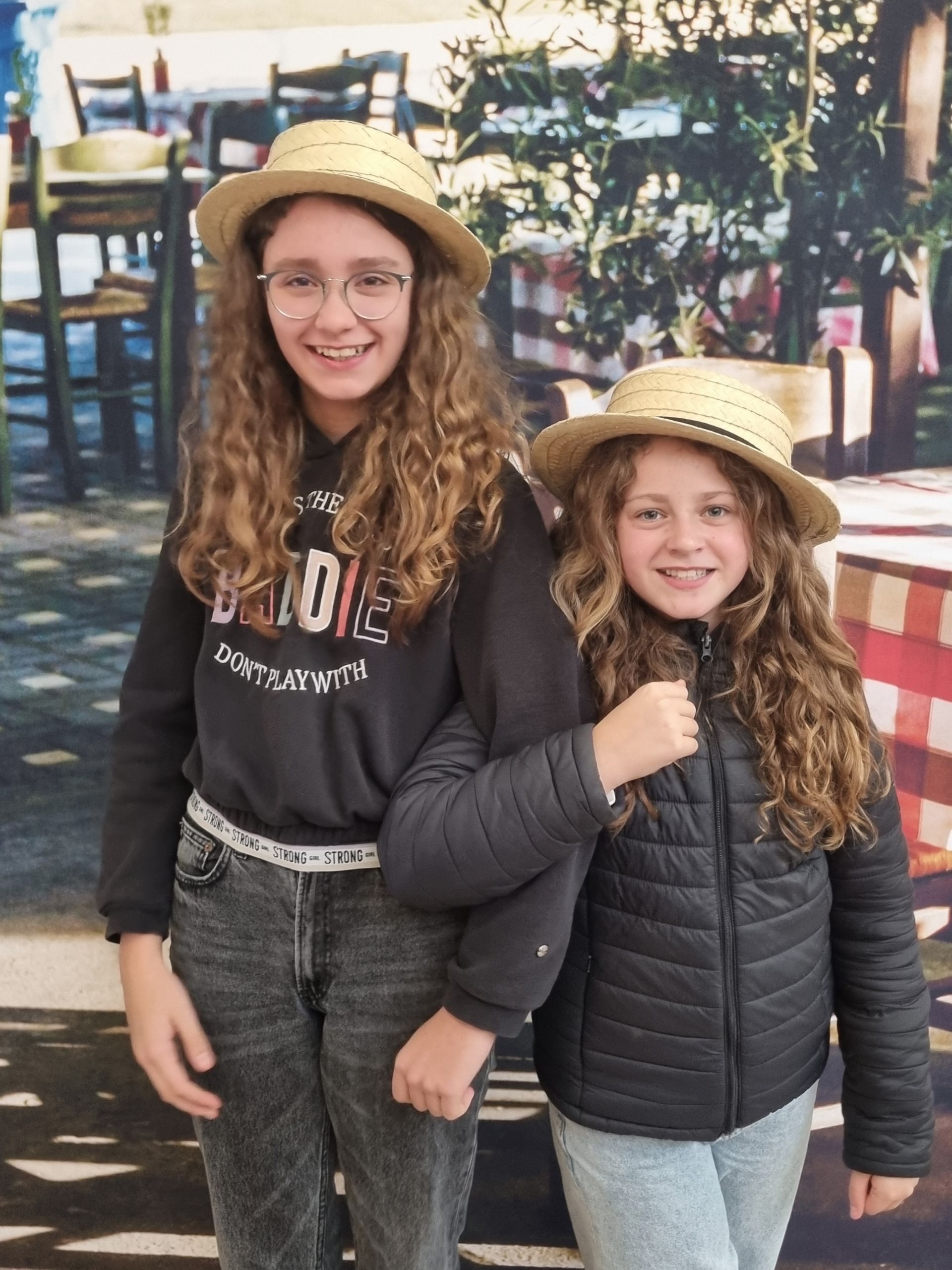 Deux personnes qui sourient pour une photo