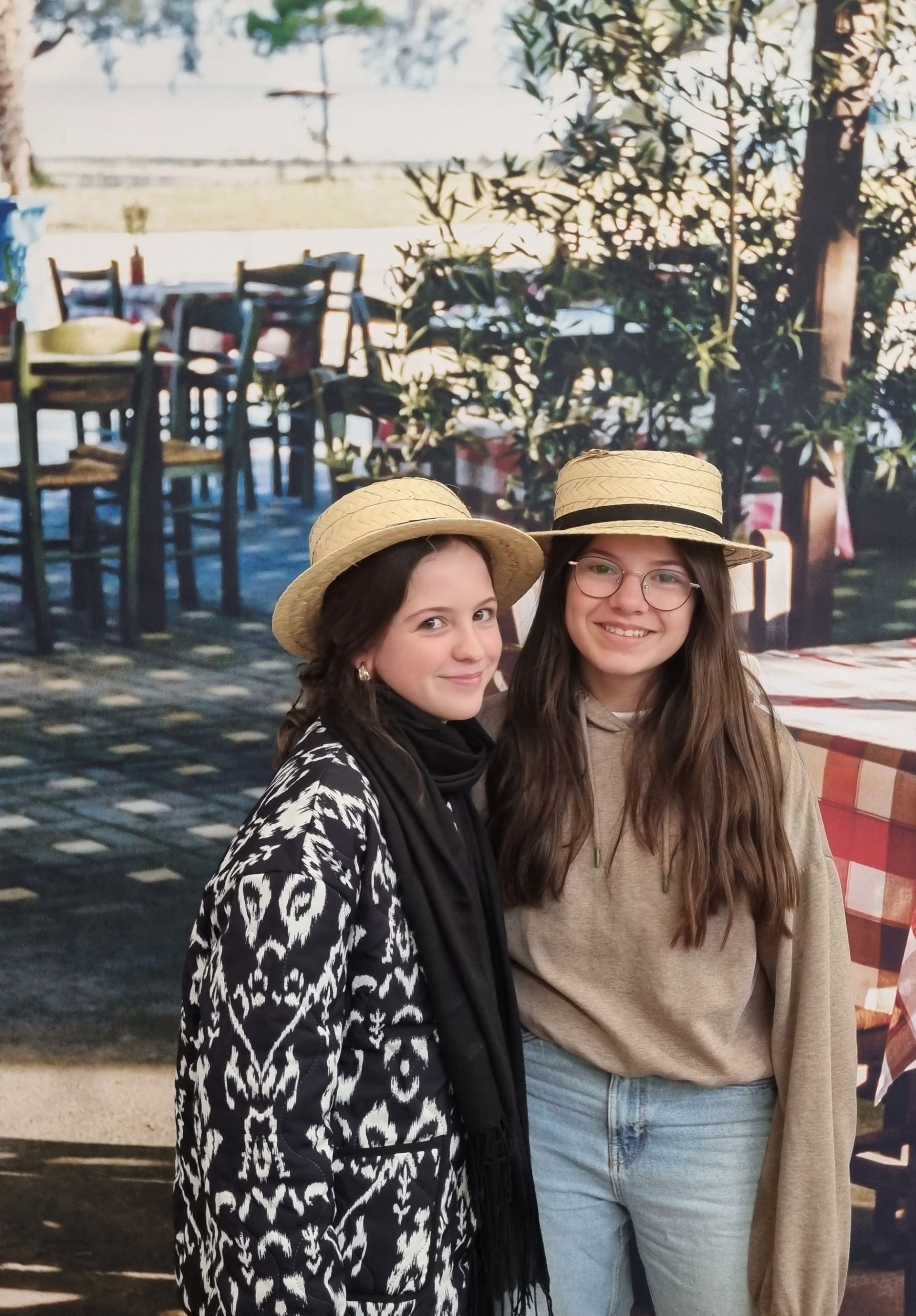 Deux collégiennes portant un chapeau de pailles