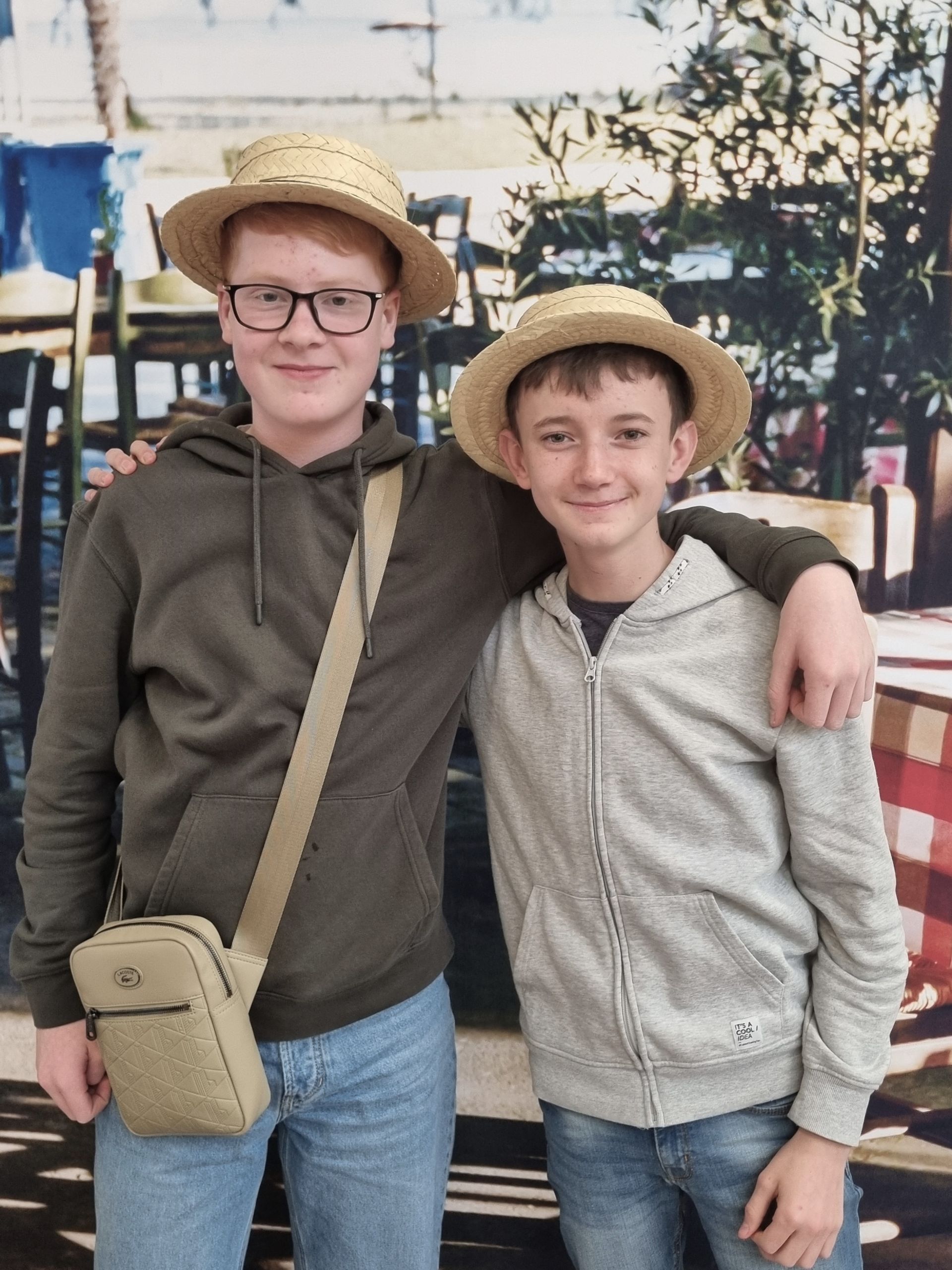 Deux personnes qui prennent la pose devant une photo