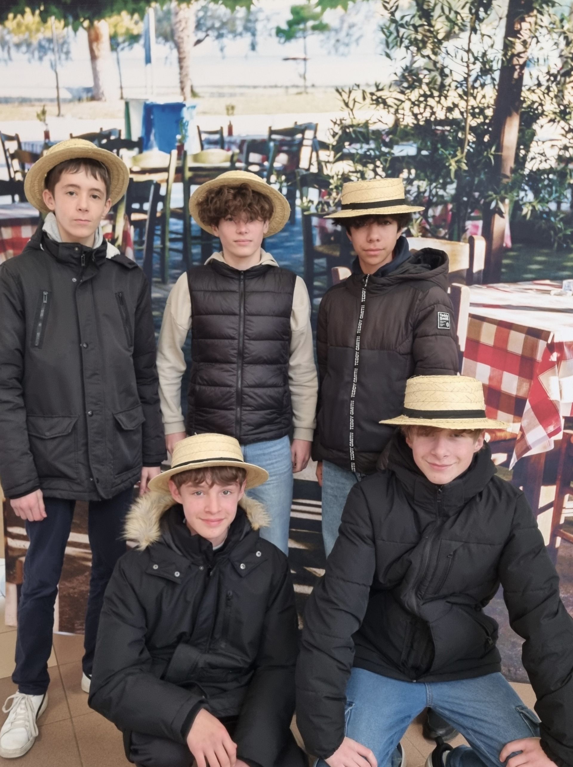 Des collègiens qui portent un chapeau en pailles