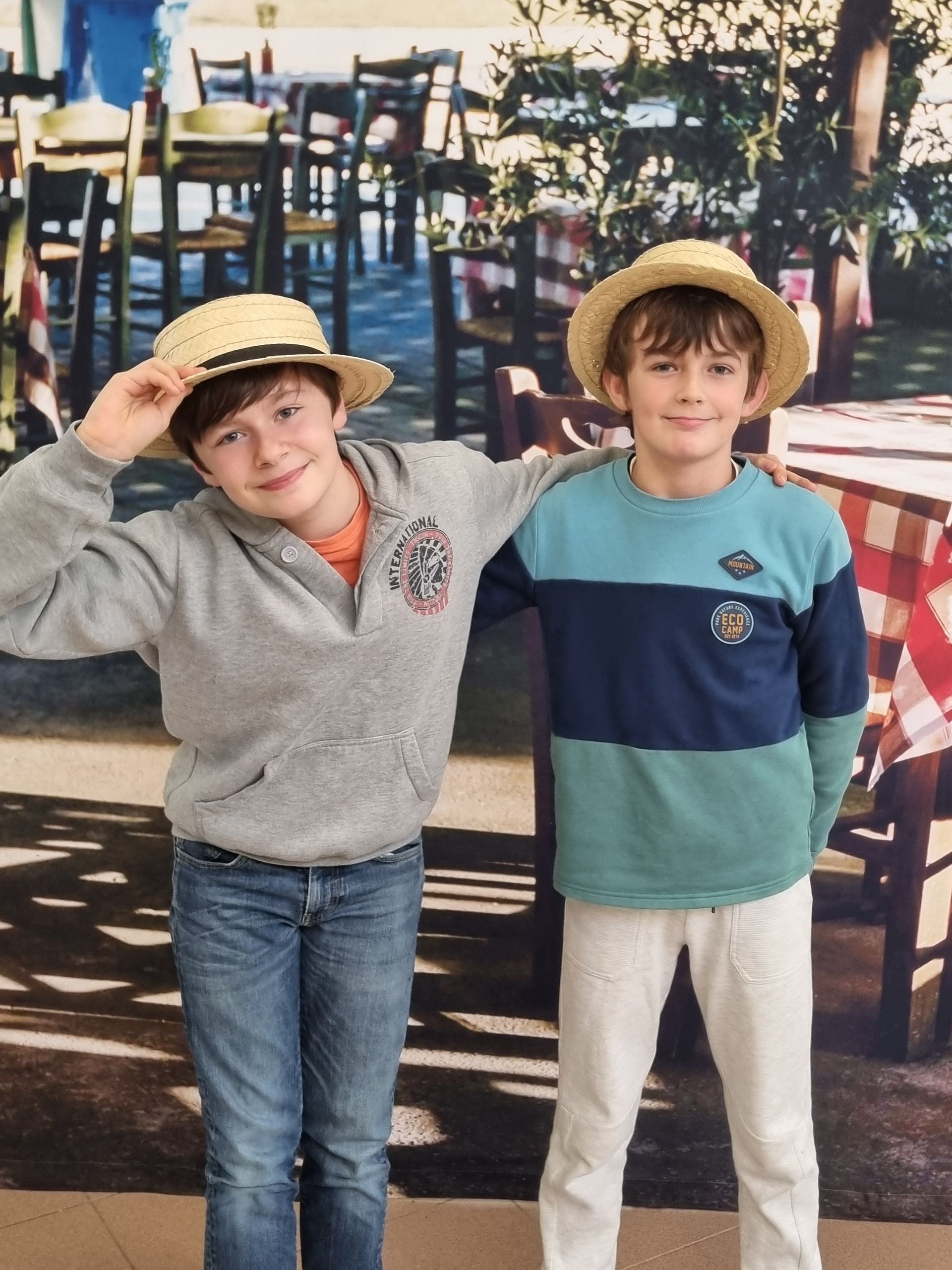Deux élèves qui prennent la pose devant une photo