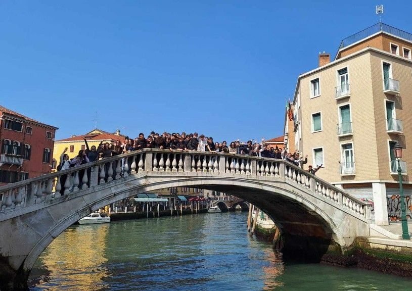 Photo de groupe sur un pont à Venise