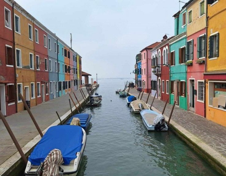 Façades colorées autour du canal à Venise