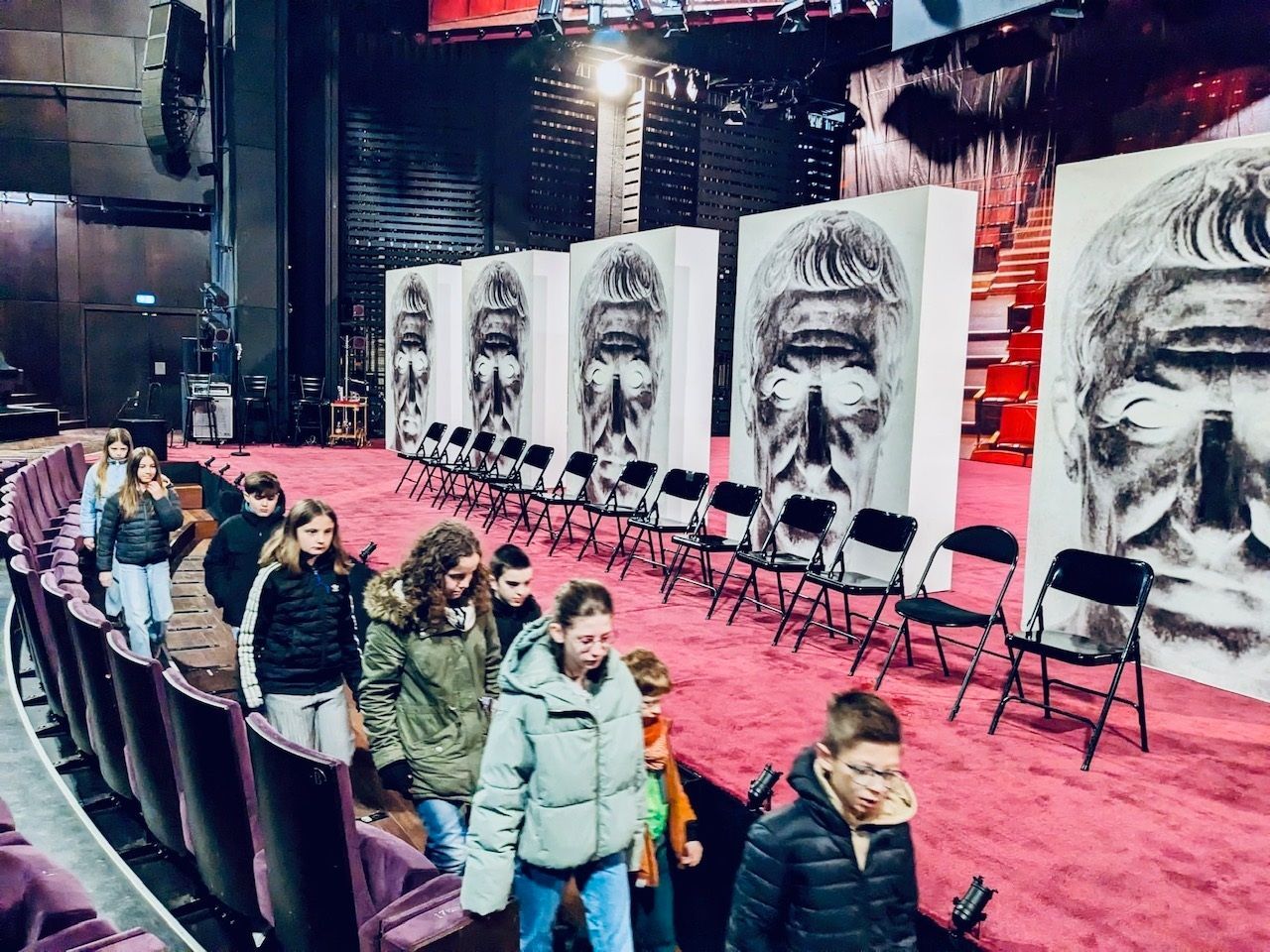 Des personnes en rang dans un amphithéâtre