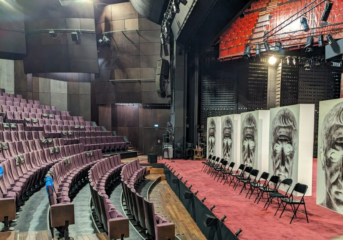 Un amphithéâtre et une scène
