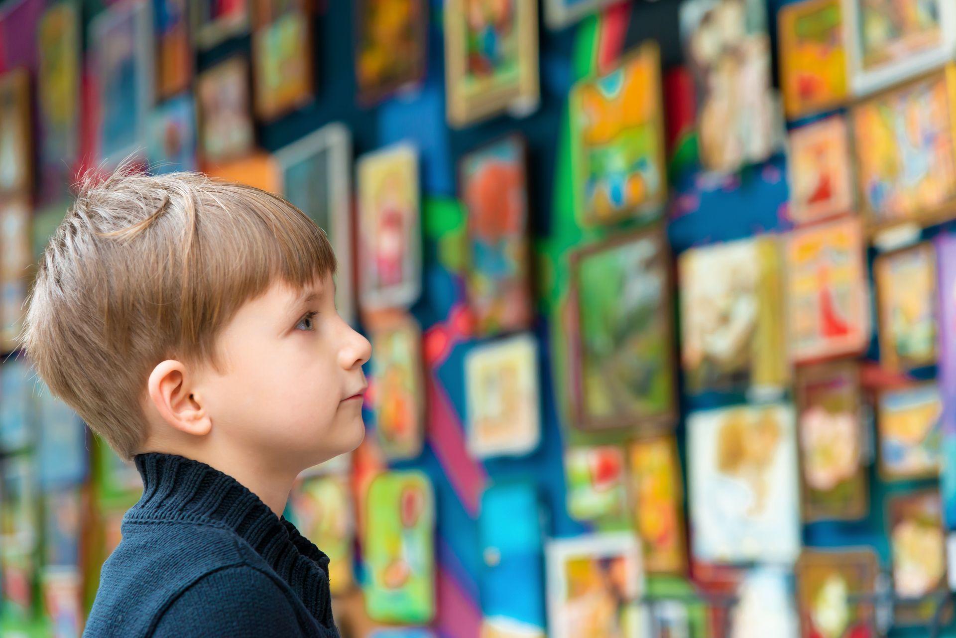 Photo d'un enfant devant une exposition