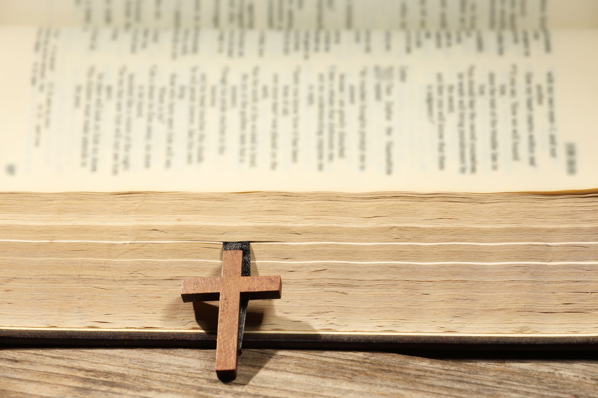 Photo d'un livre et d'une croix chrétienne