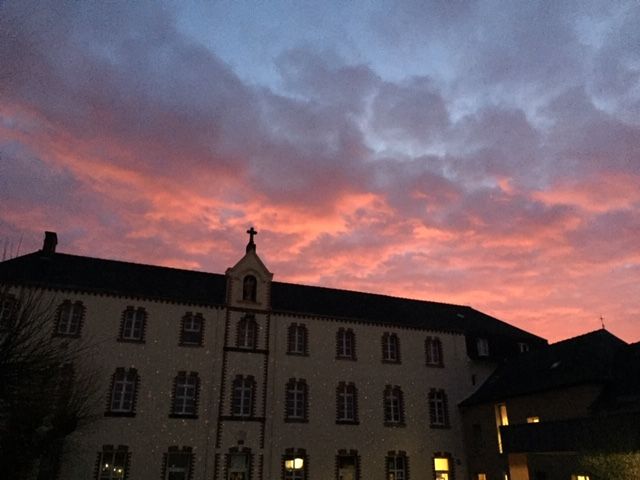 Un collège chrétien et un coucher de soleil