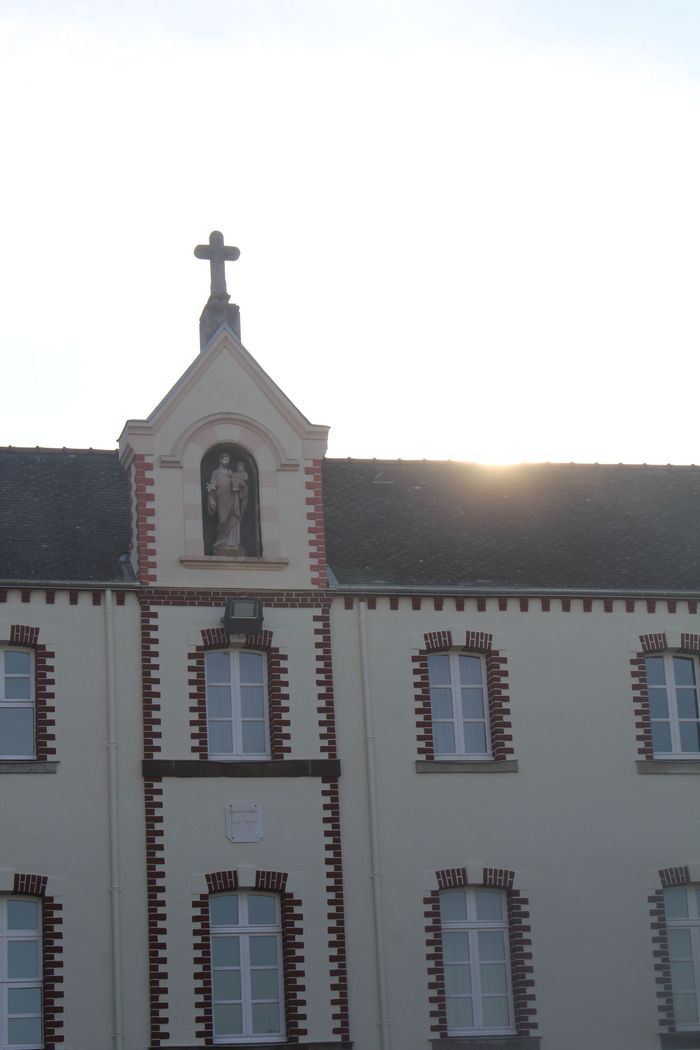 Une façade d'un collège chrétien 