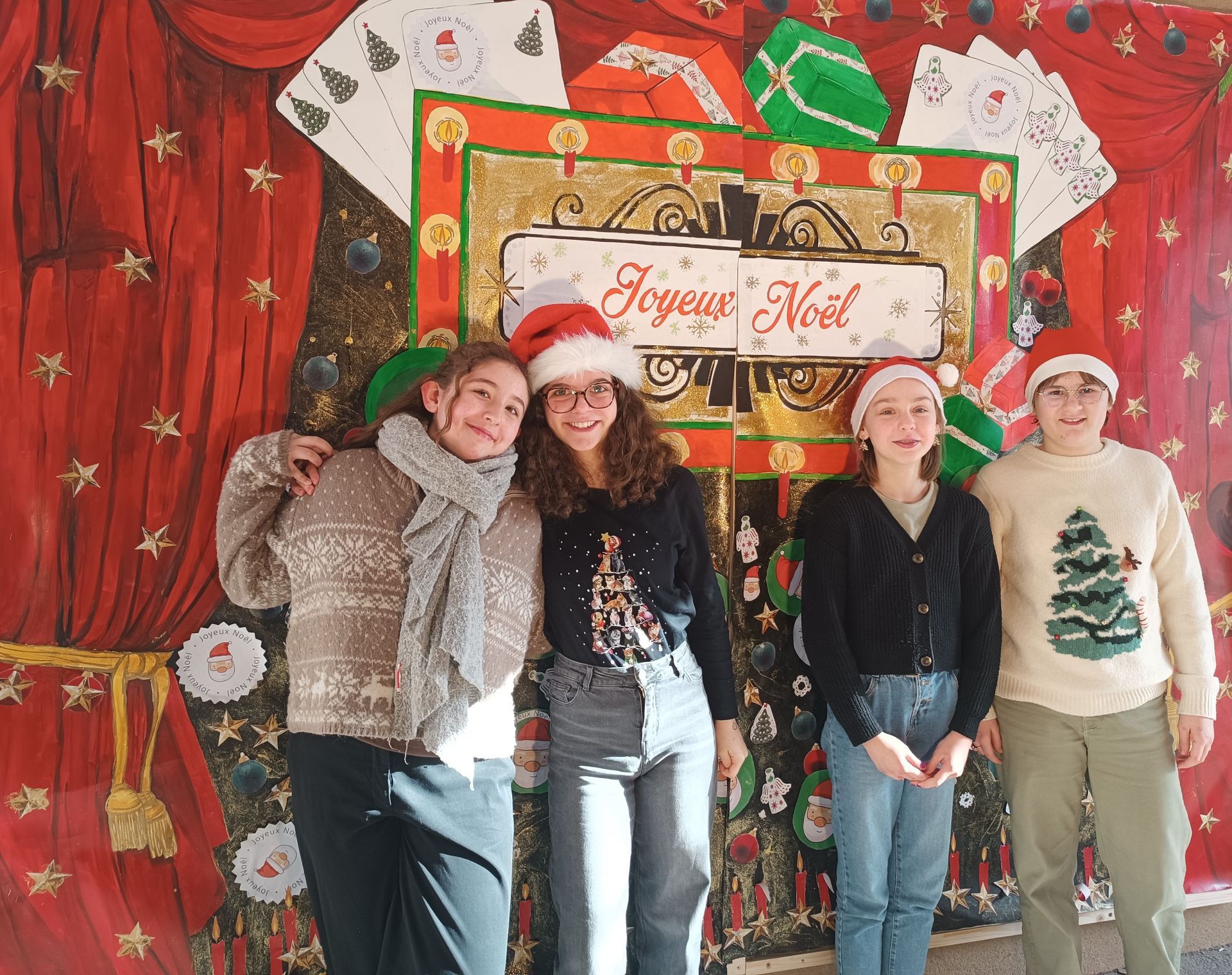 Un groupe de filles qui prennent la pose pour une photo et des décors de Noël