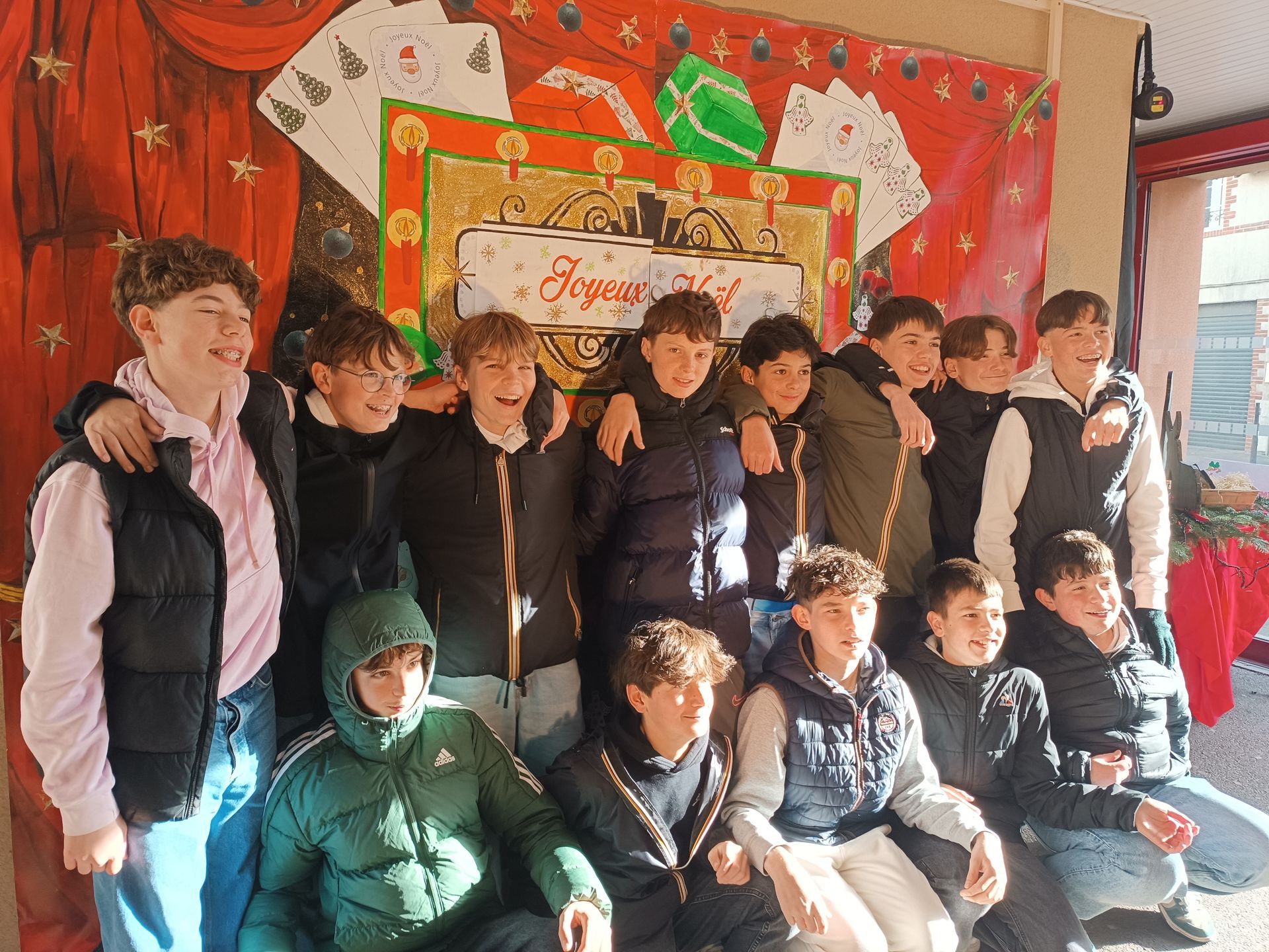 Un groupe d'élèves qui sourient et prennent une photo