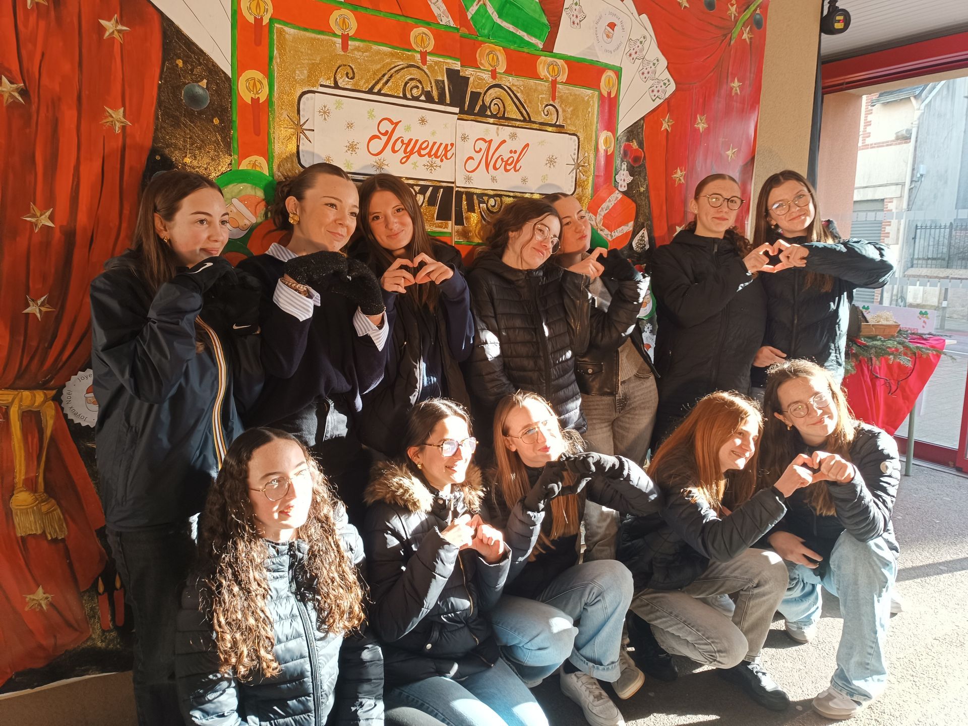 Un groupe de collégiens qui prennent la pose un décor pour les fêtes