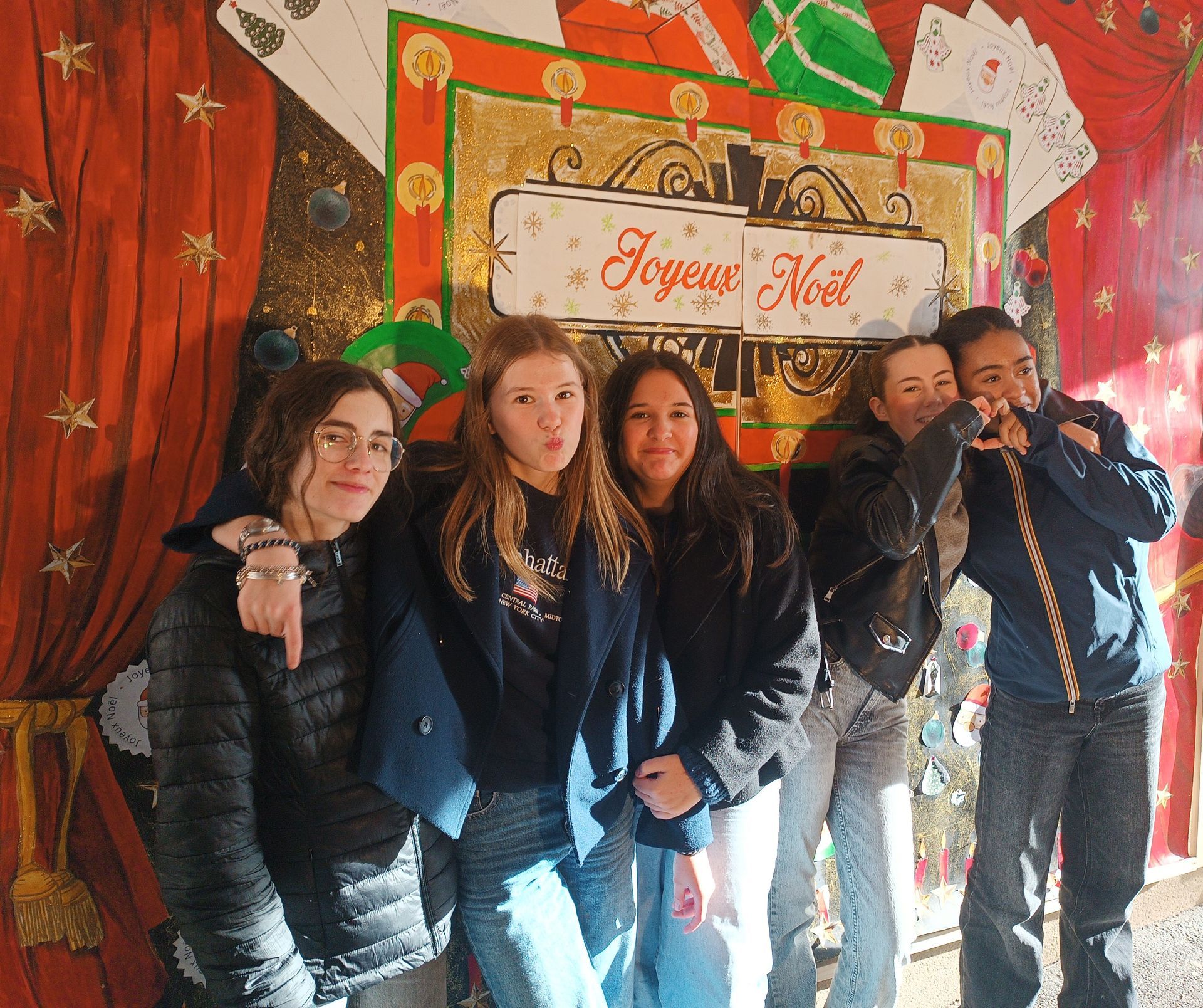 Des collégiens qui sourient et prennent la pose pour une photo