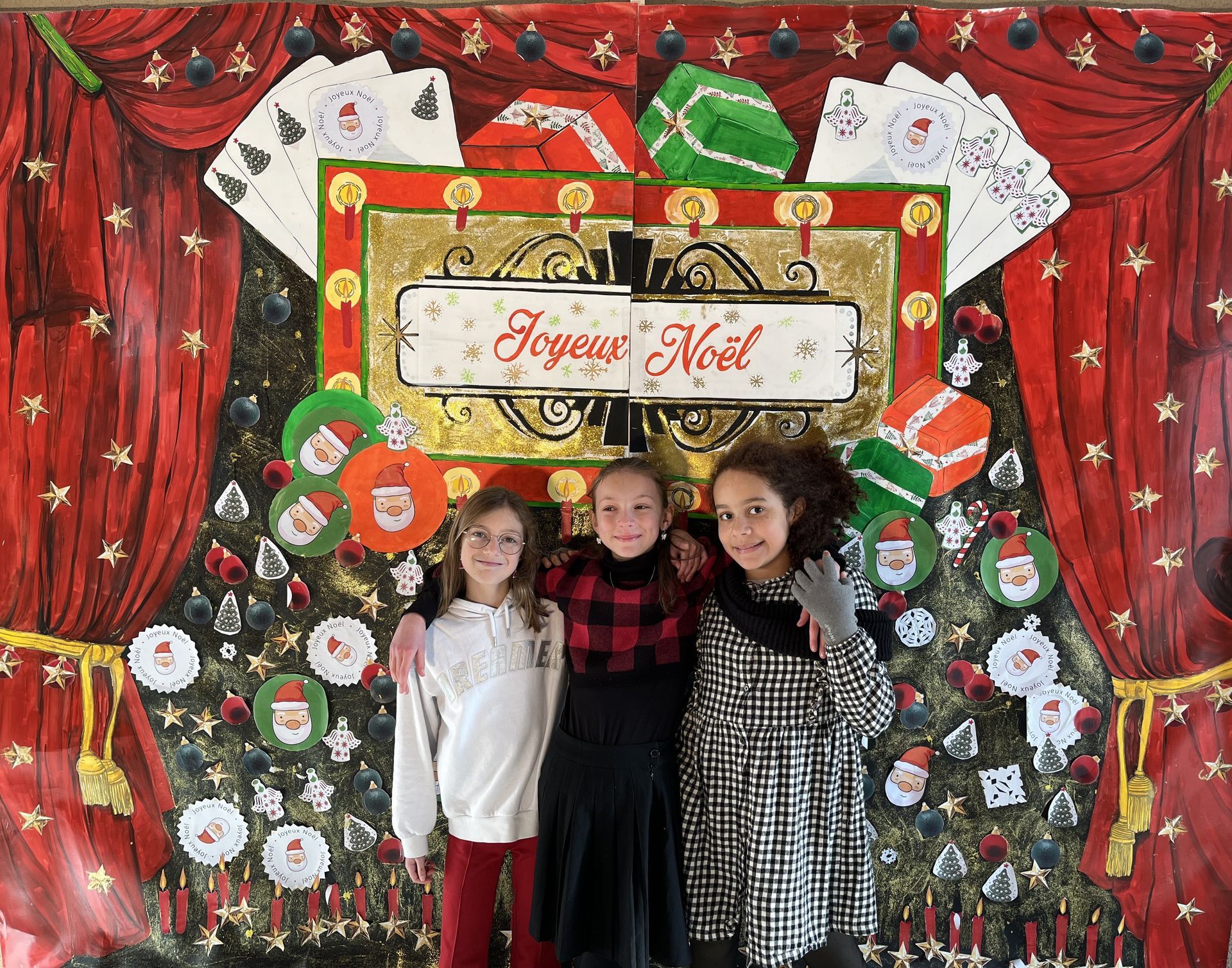 Des élèves qui prennent la pose pour une photo devant des décorations de Noël 