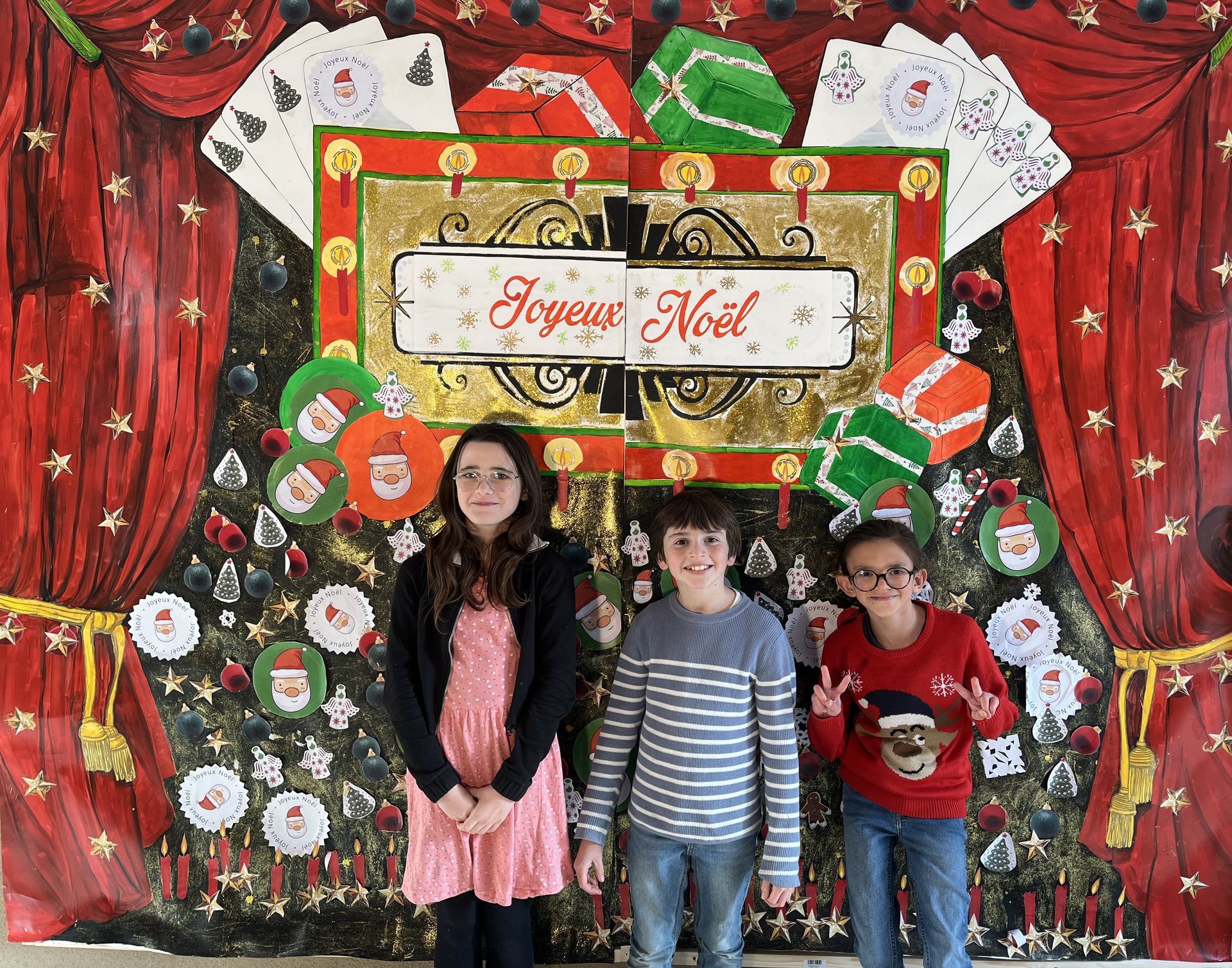 Trois personnes devant un décor pour les fêtes