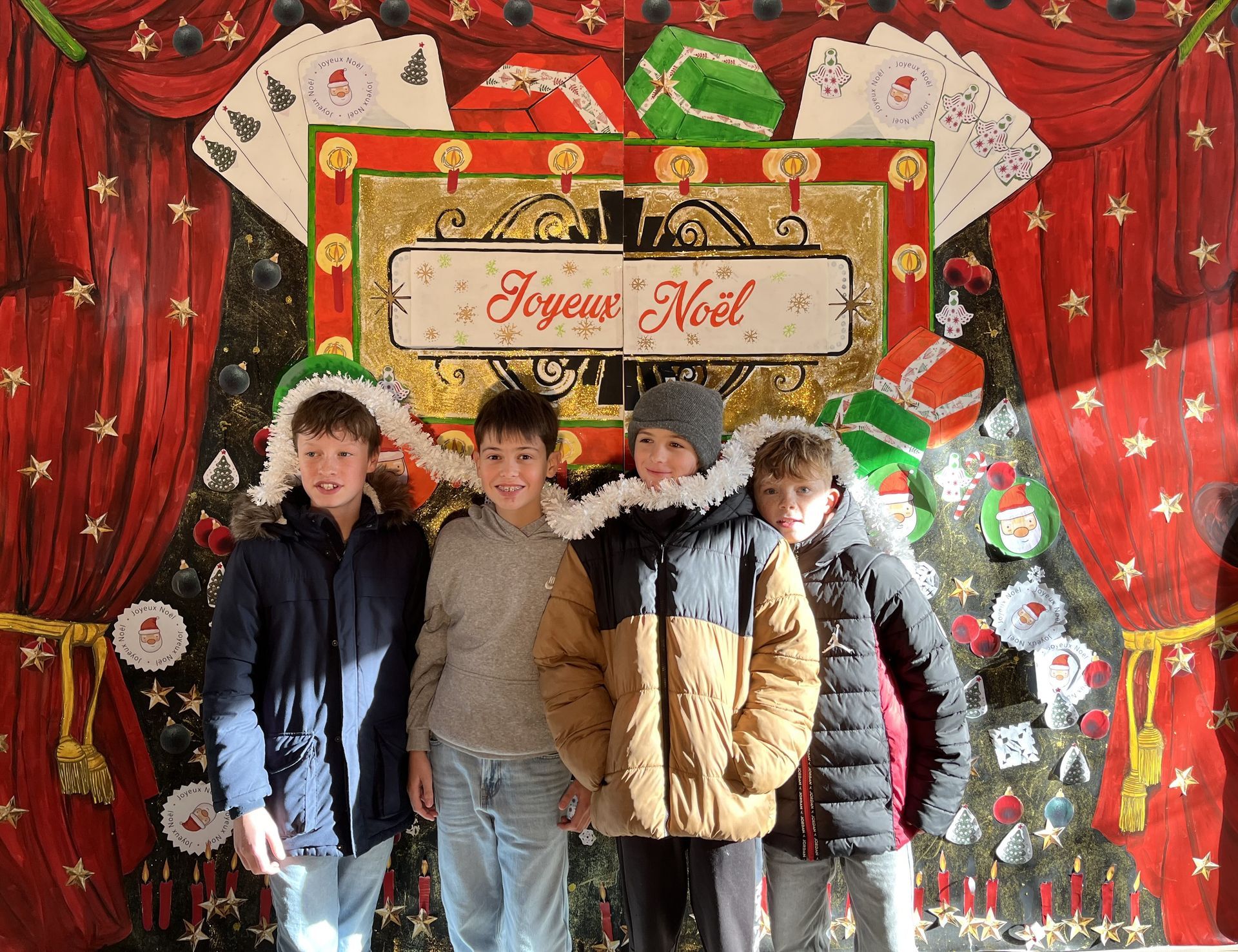 Quatre collégiens devant un décor pour les fêtes