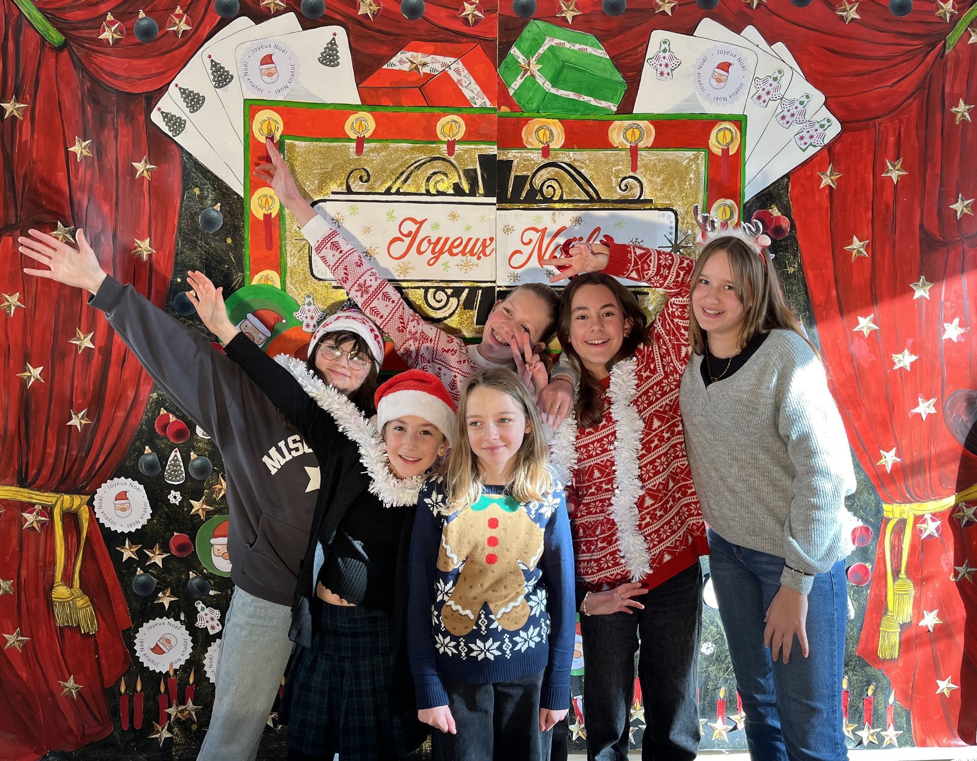 Un groupe de filles tenant une guirlande et prenant la pose pour une photo
